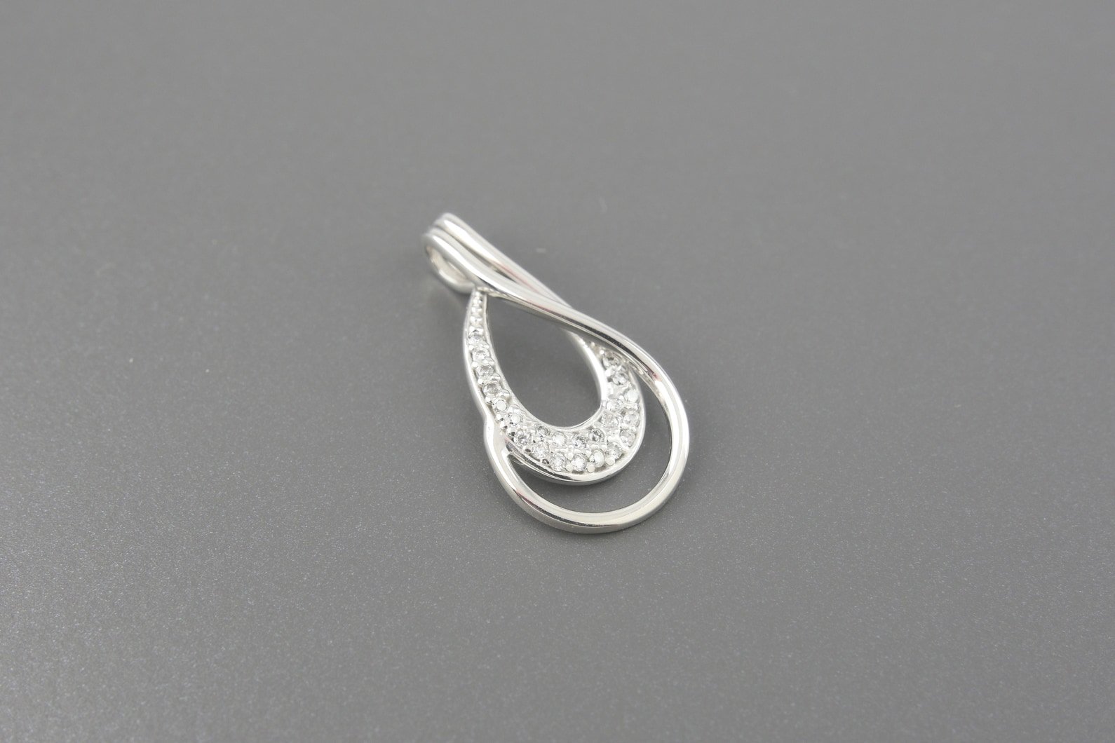 Pingente em Ouro Branco 18k com Aprox. 12pts de Brilhantes
