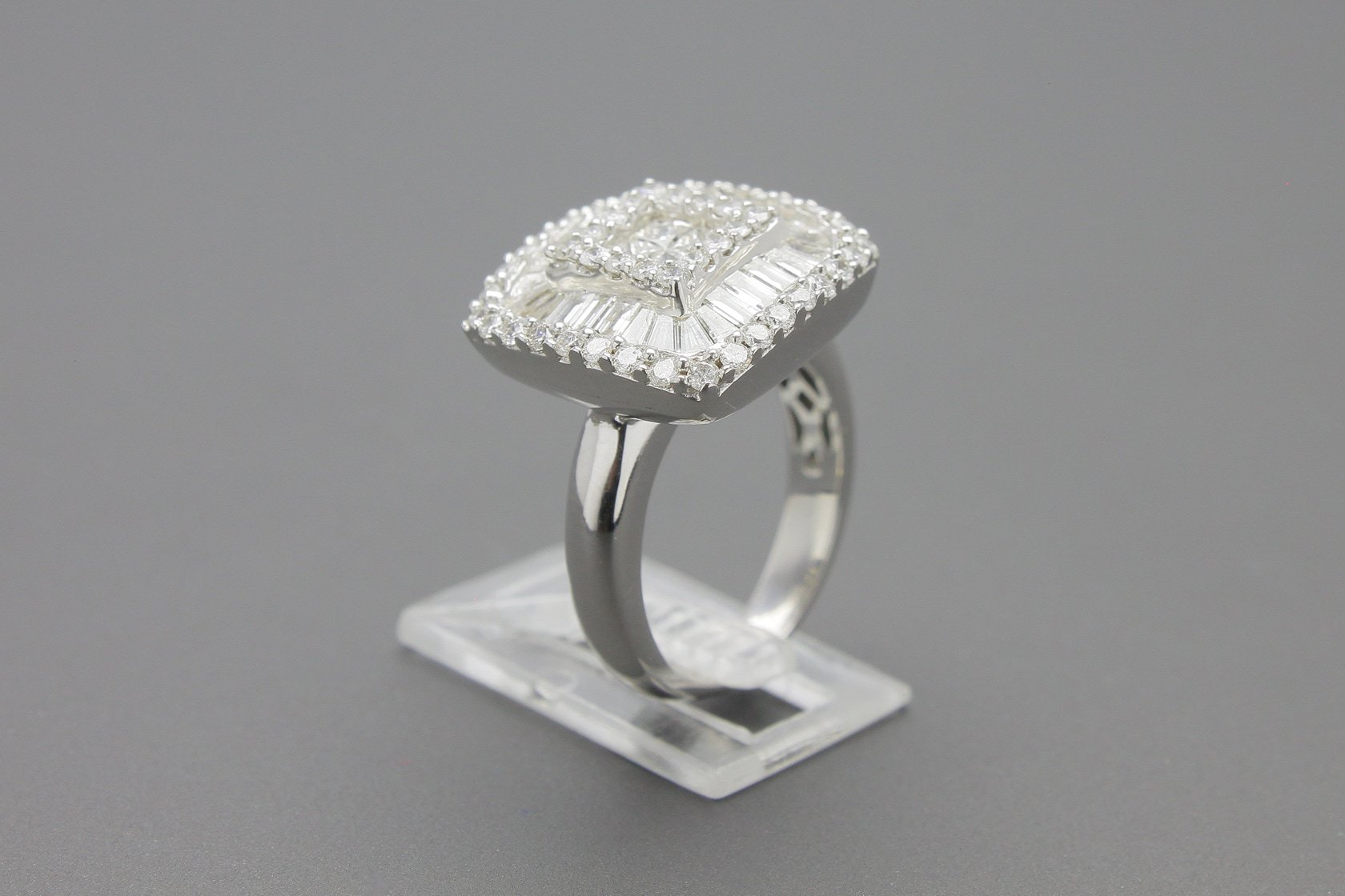 Anel em Ouro Branco 18k com Diamantes Aprox. 1 ct
