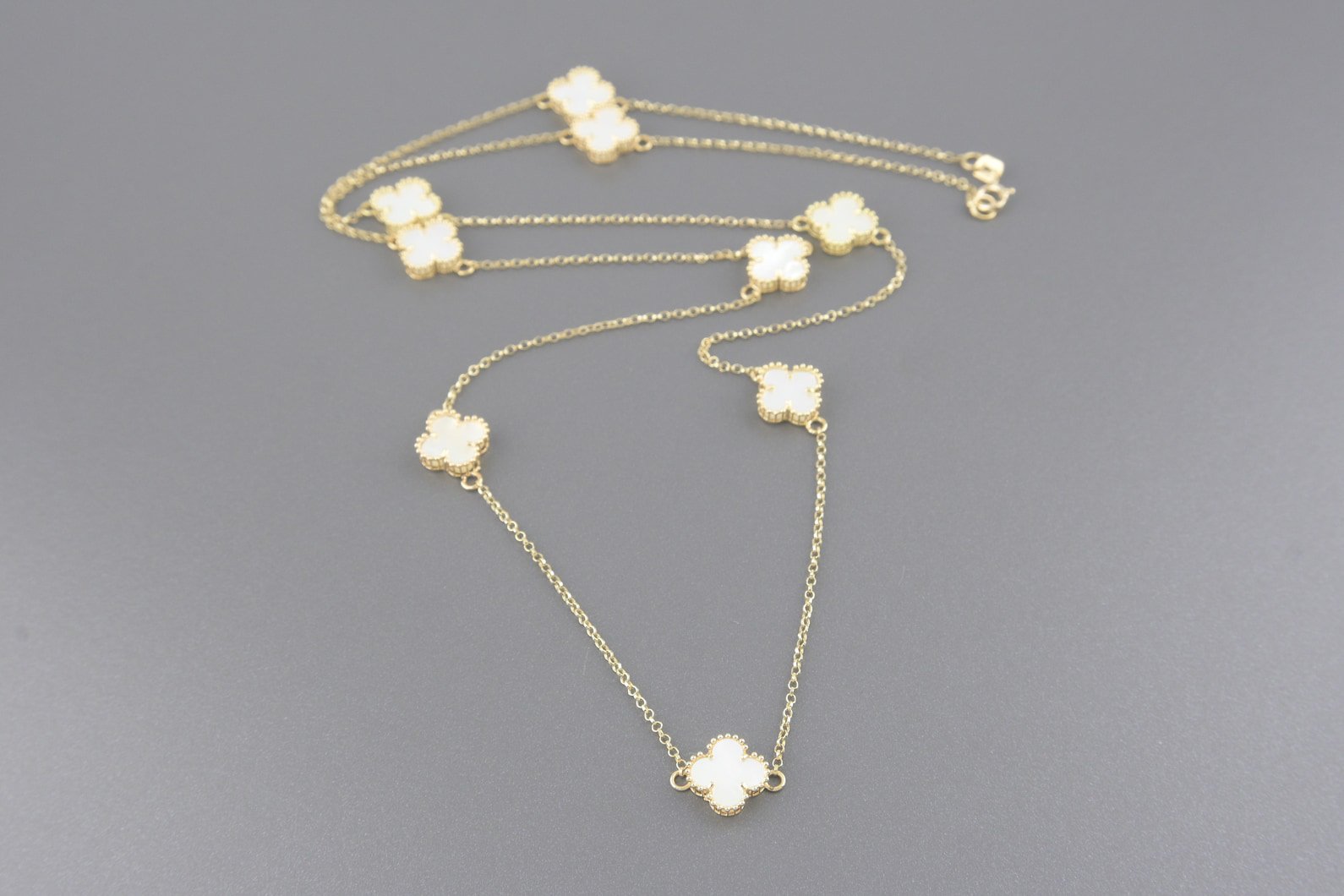 Colar Trevos em Ouro Amarelo 18k com Madre Pérola em Resina