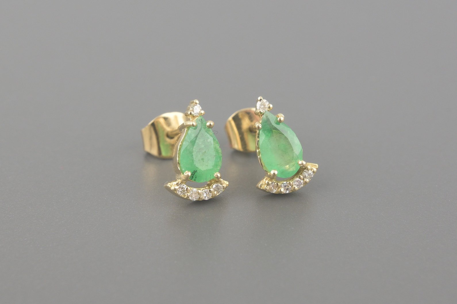 Brincos em Ouro Amarelo 18k com Esmeraldas Lap. Gota de de 7x4mm e Aprox. 10pts de Brilhantes