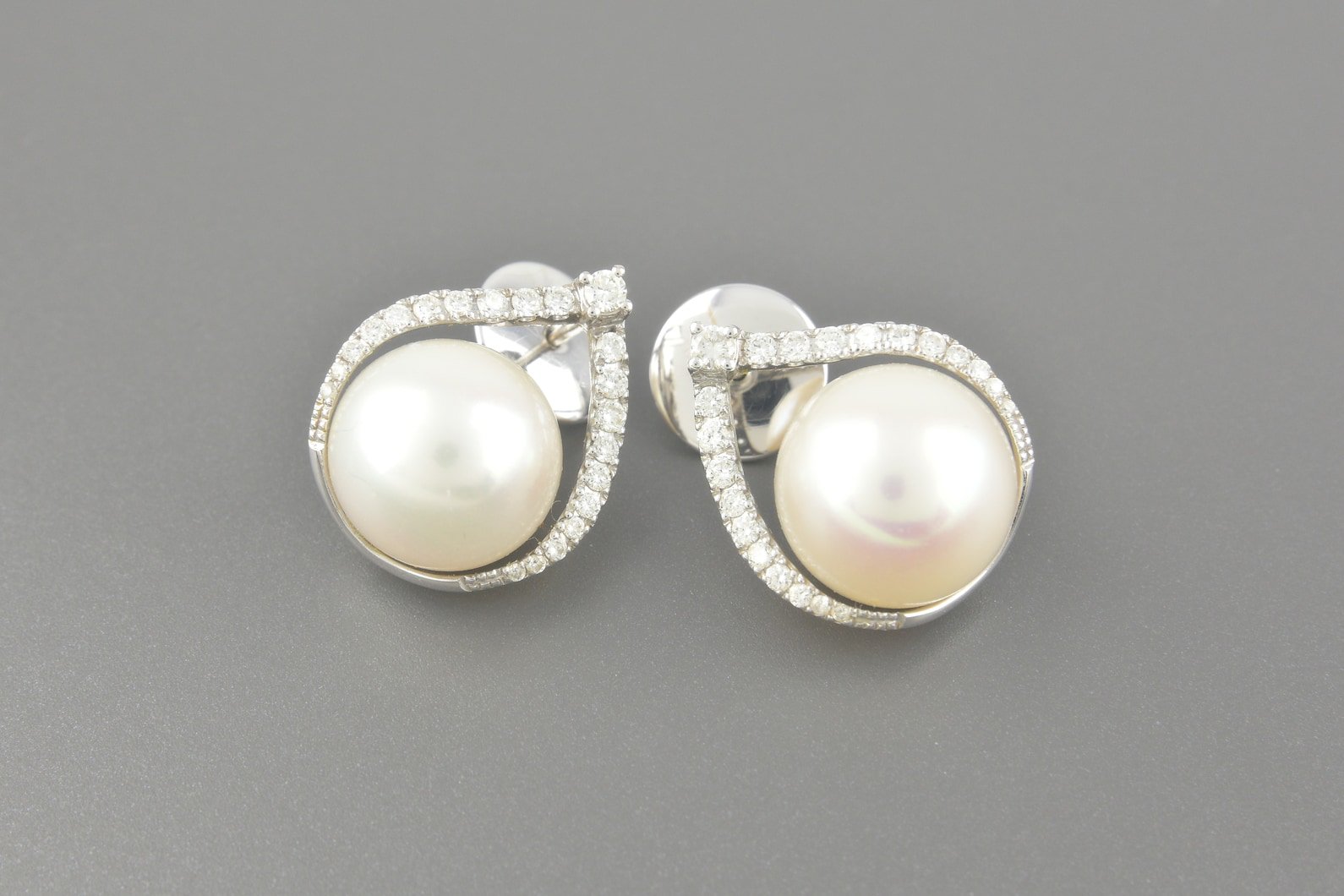 Brincos em Ouro Branco 18k com Pérolas de 13mm e Aprox. 58pts de Brilhantes