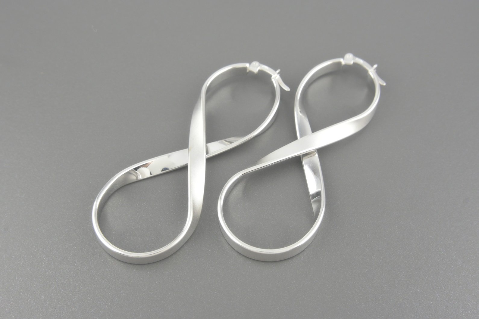 Brincos Infinito em Ouro Branco 18k