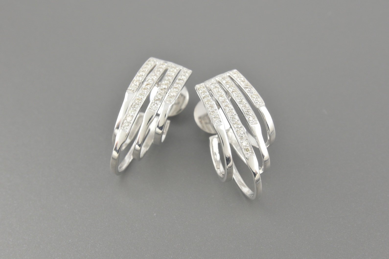 Brincos em Ouro Branco 18k com Aprox. 54pts de Brilhantes