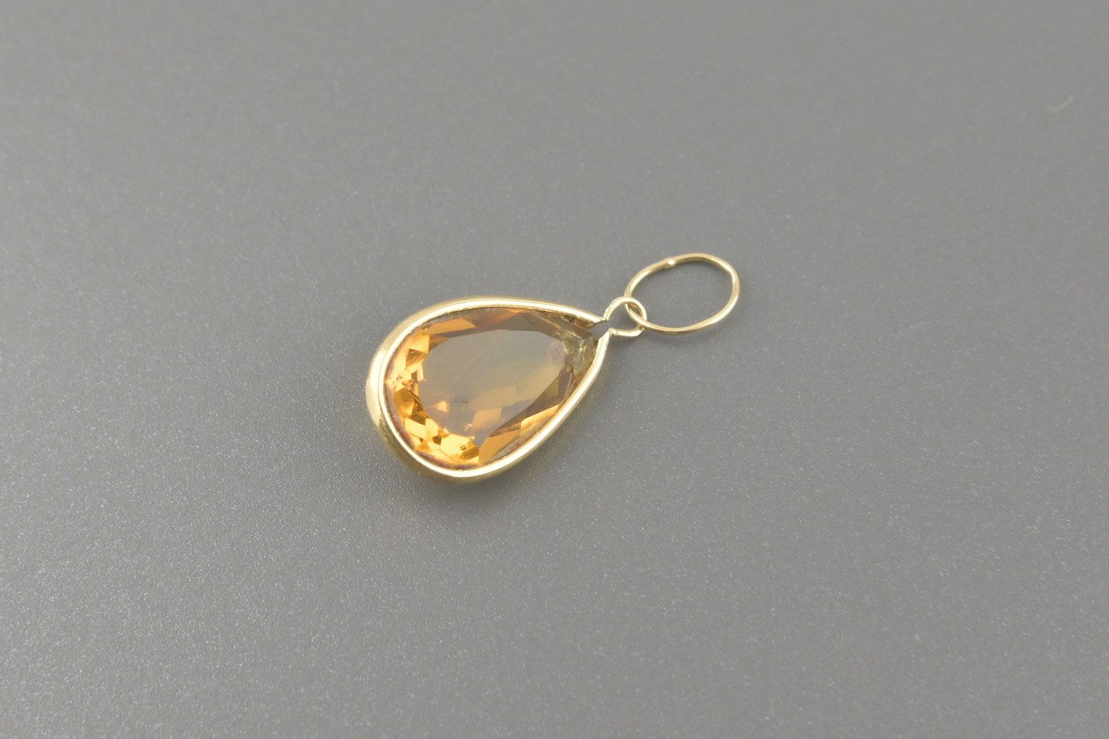 Pingente Gota em Ouro Amarelo 18k com Citrino de 13x8mm