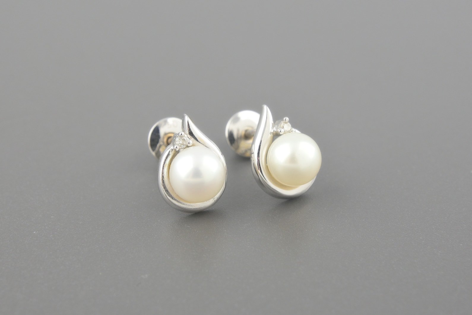 Brincos em Ouro Branco 18k com Pérolas de 5mm e Brilhantes