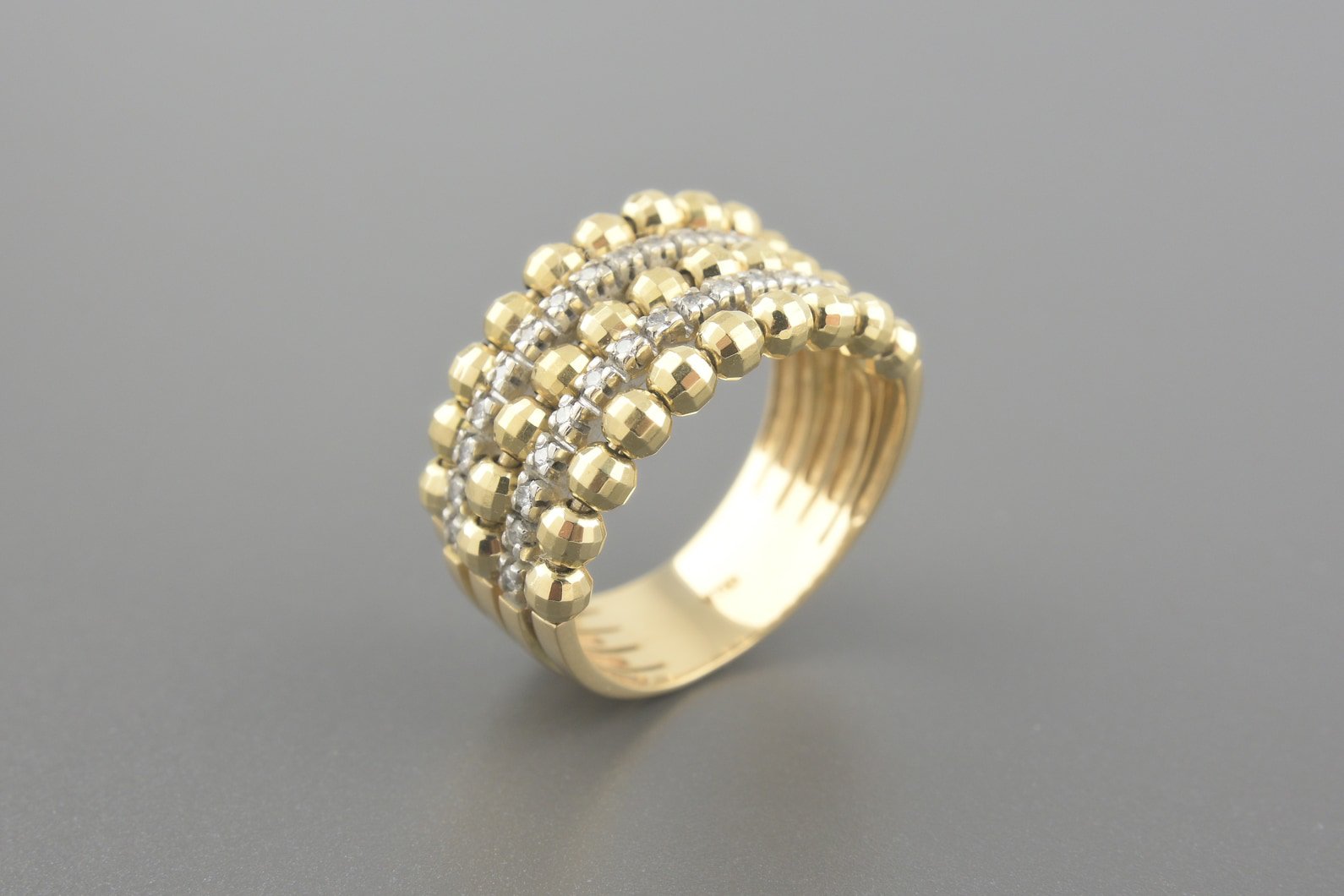 Anel em Ouro Amarelo 18k com Aprox. 22pts de Brilhantes