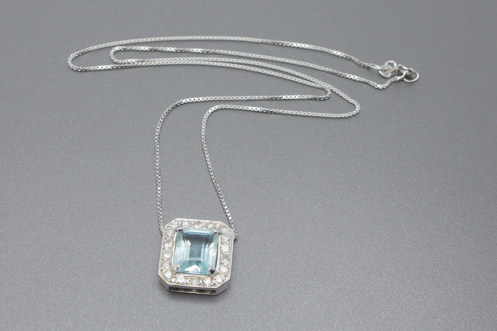 Colar em Ouro Branco 18k com Água Marinha de 11x9mm e Aprox. 54pts de Brilhantes