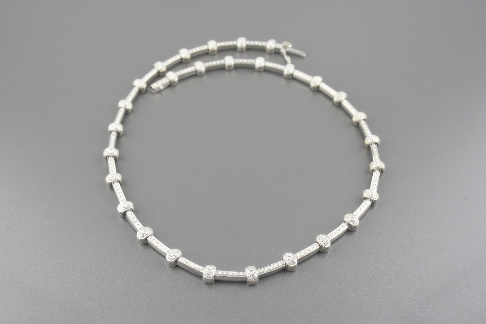 Gargatilha em Ouro Branco 18k com Aprox. 3.8ct de Brilhantes