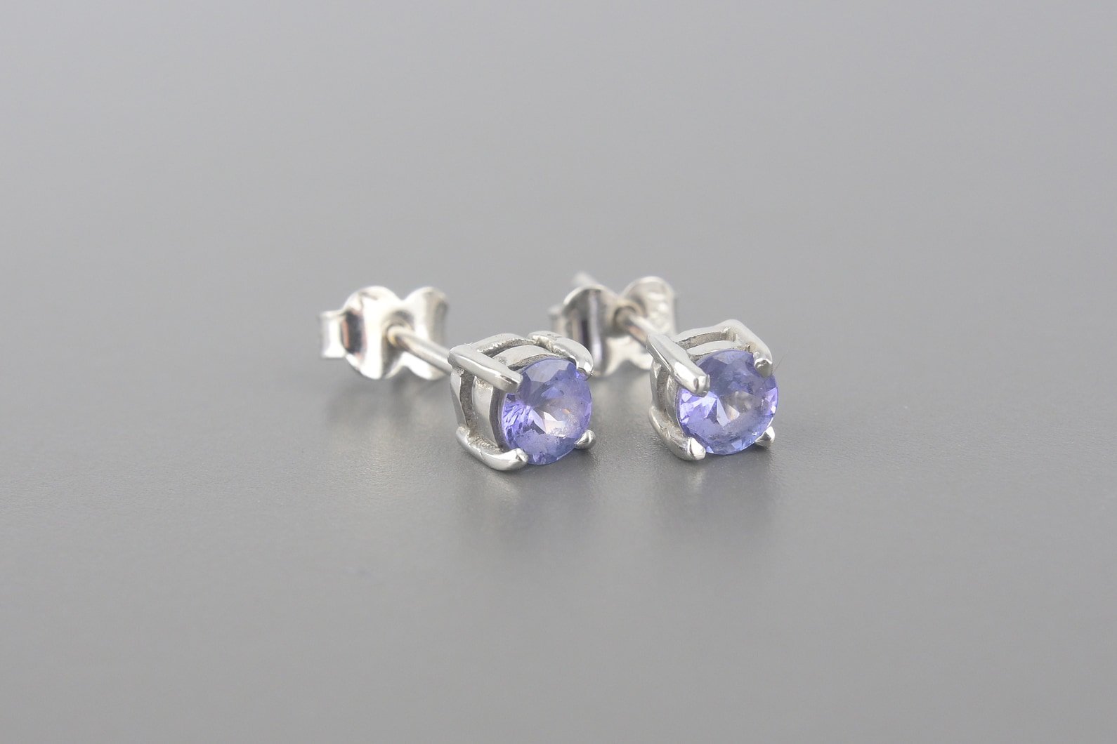 Brincos Solitários em Ouro Branco 18k com Ametistas de 4mm