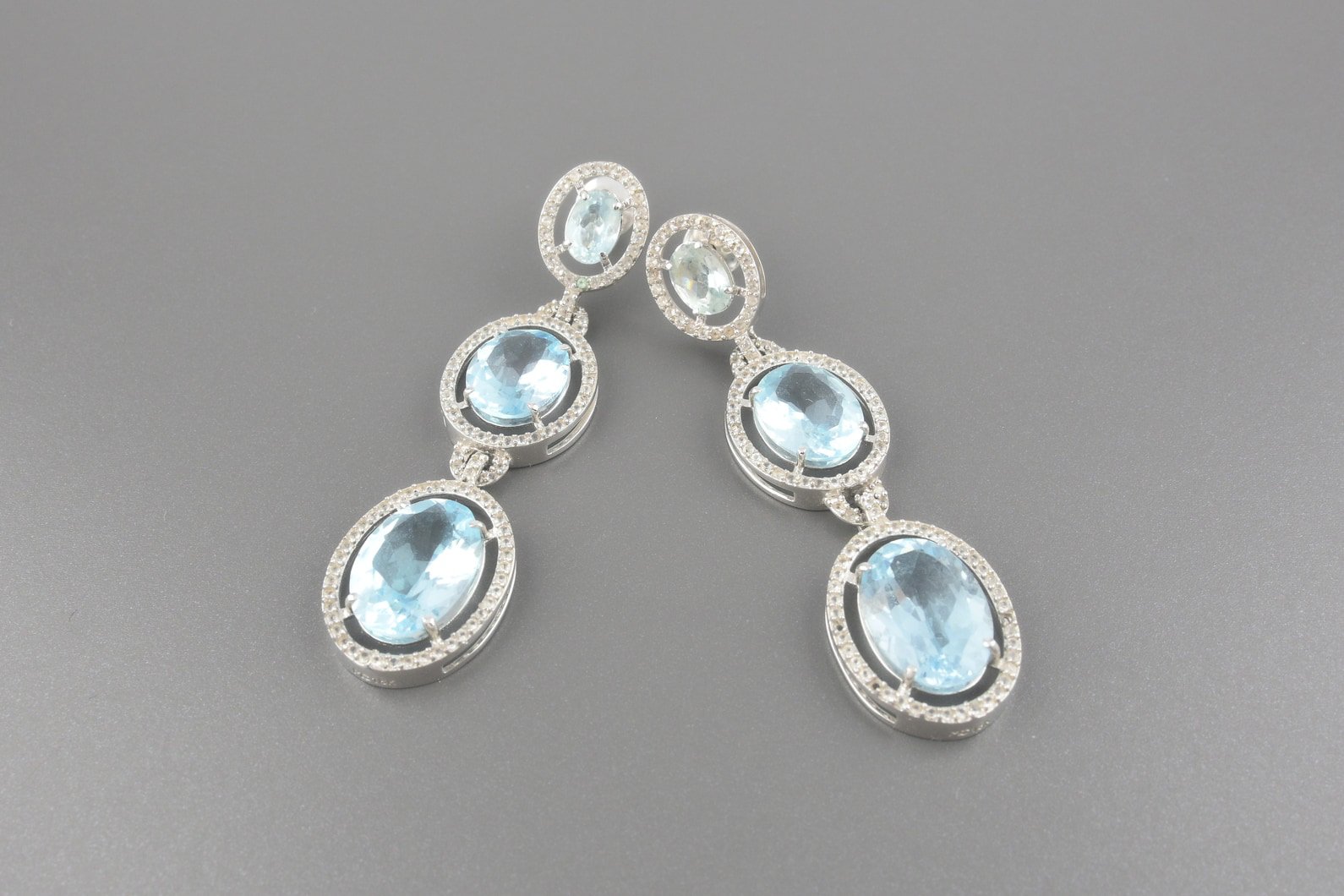Brincos em Ouro Branco 18k com Topázios Azuis (Maior de 14x10mm) e Brancos de 1mm