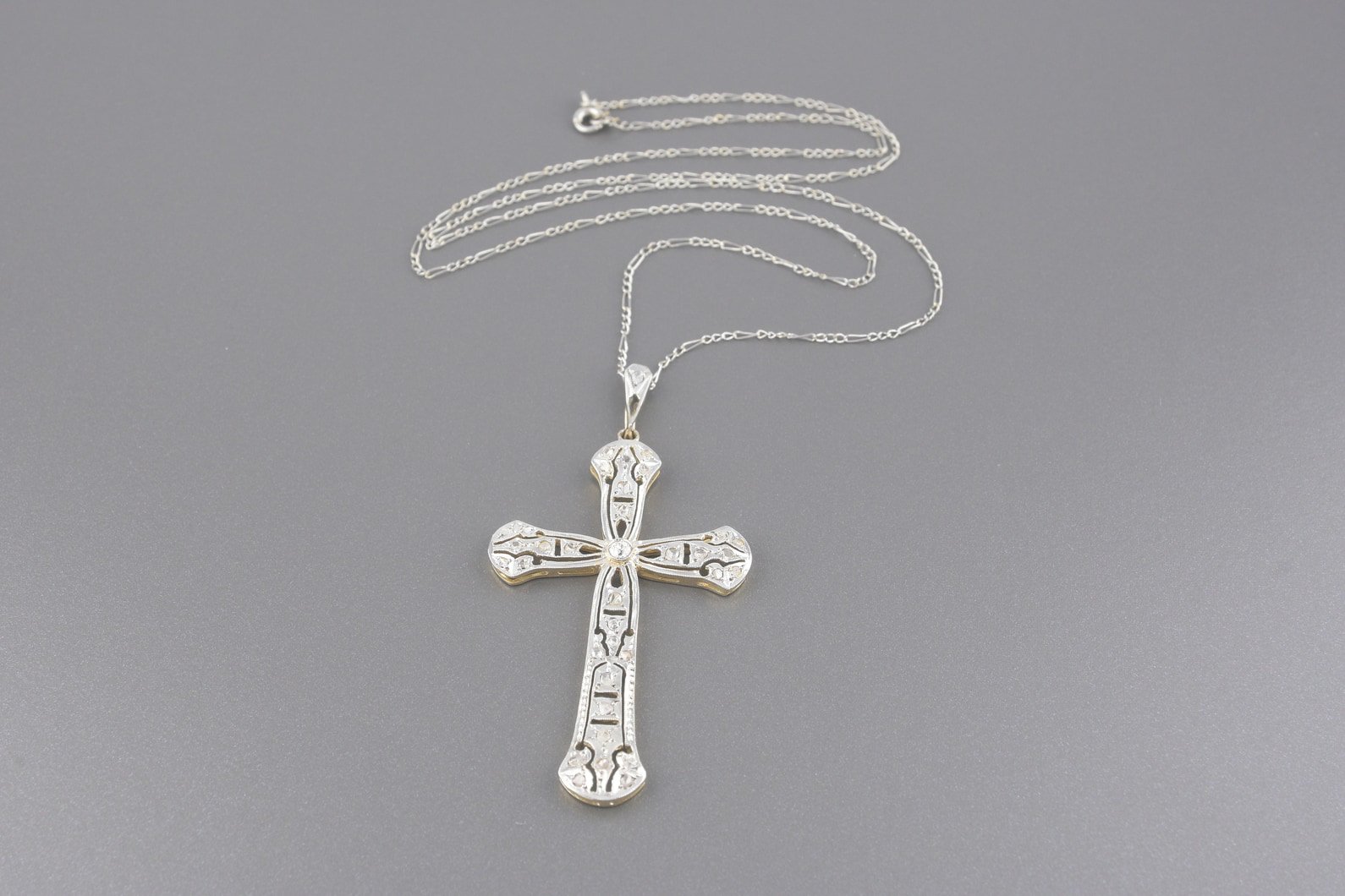 Colar  Cruz em Ouro Branco com Diamantes (Maior de Aprox. 4pts)