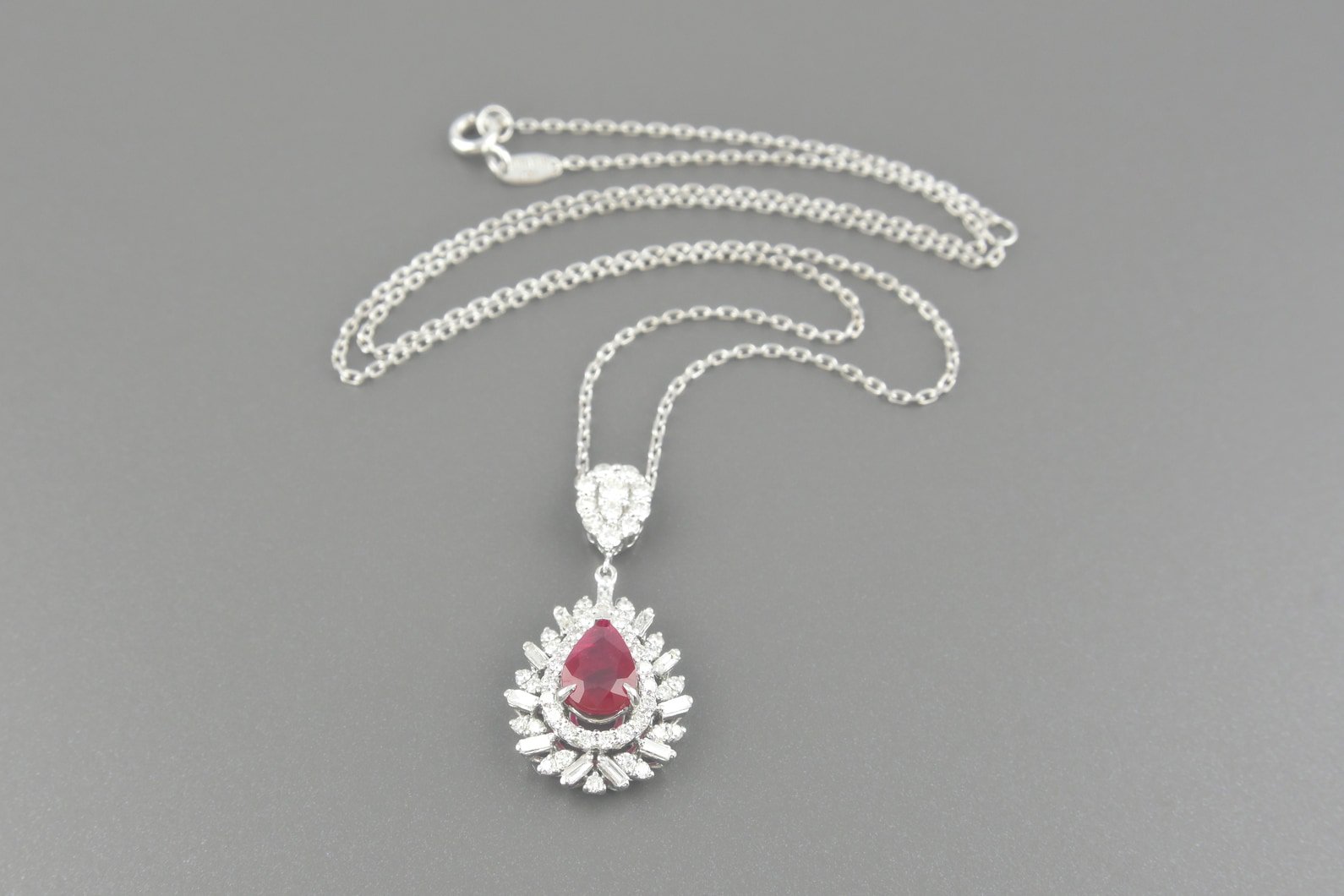 Colar em Ouro Branco 18k com Rubi Lap. Gota de 8.5x6.0mm e Diamantes Lap. Baguete e Brilhante