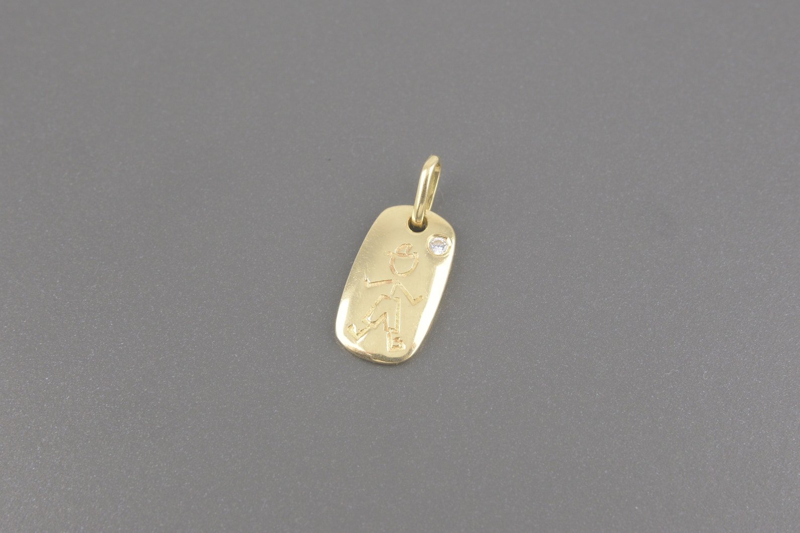Pingente Menino em Ouro Amarelo 18k com Zirconia