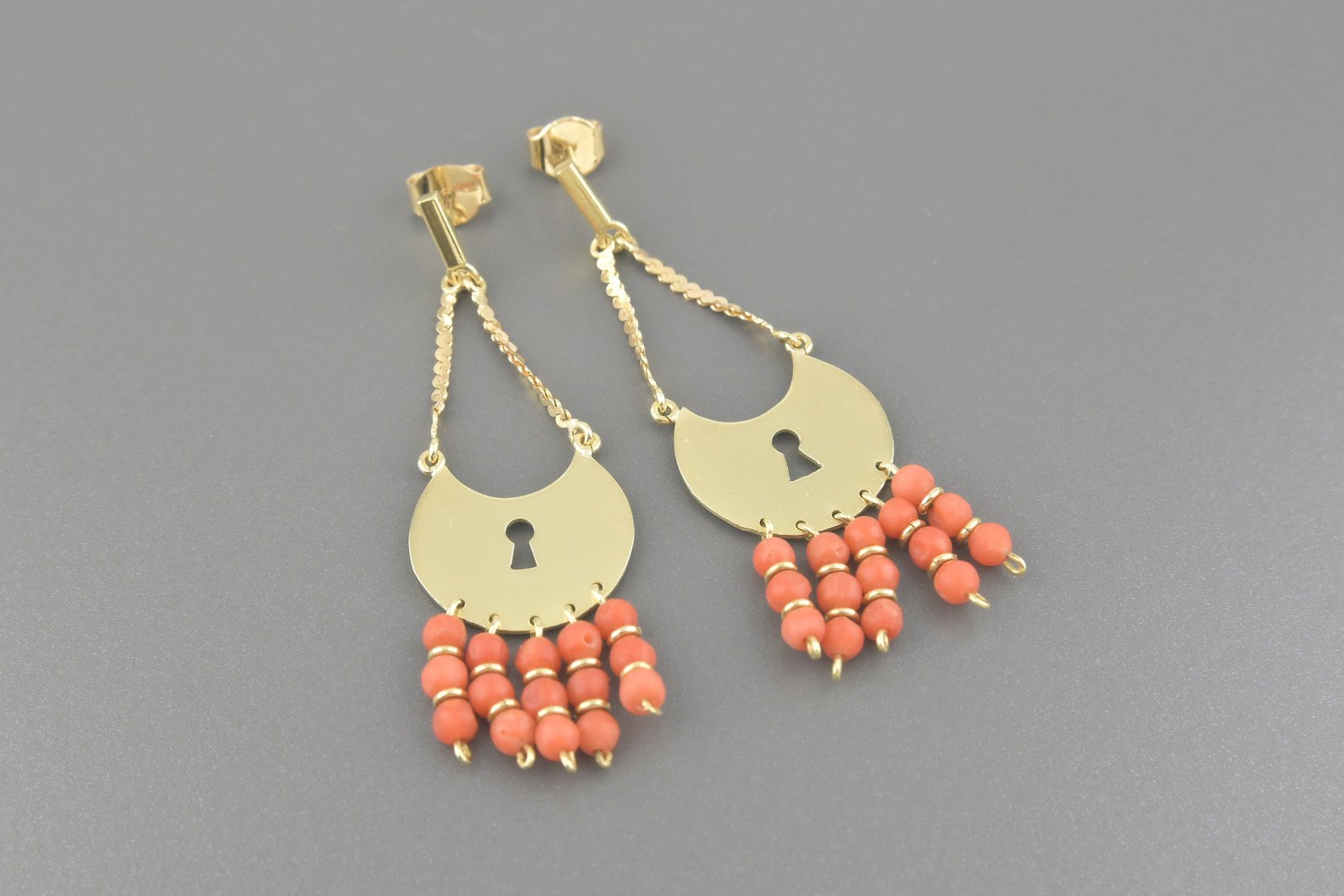 Brincos em Ouro Amarelo 18k com Corais