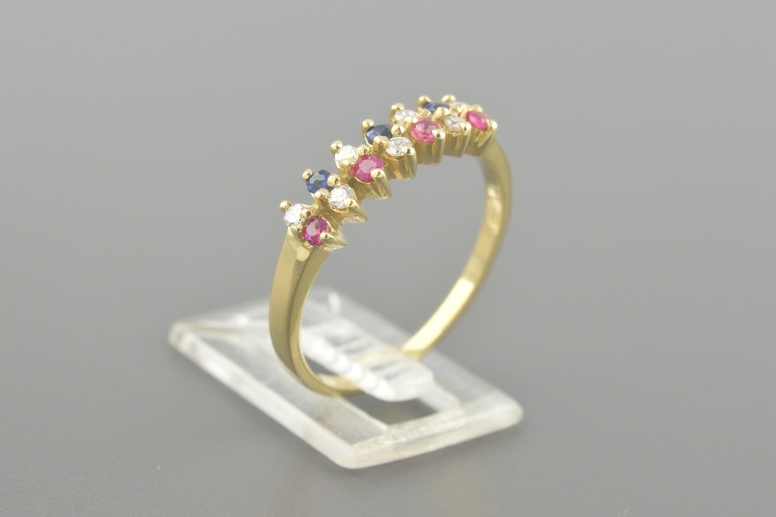 Anel em Ouro Amarelo 18k com Safiras, Rubis e Diamantes de Aprox. 1.5pts