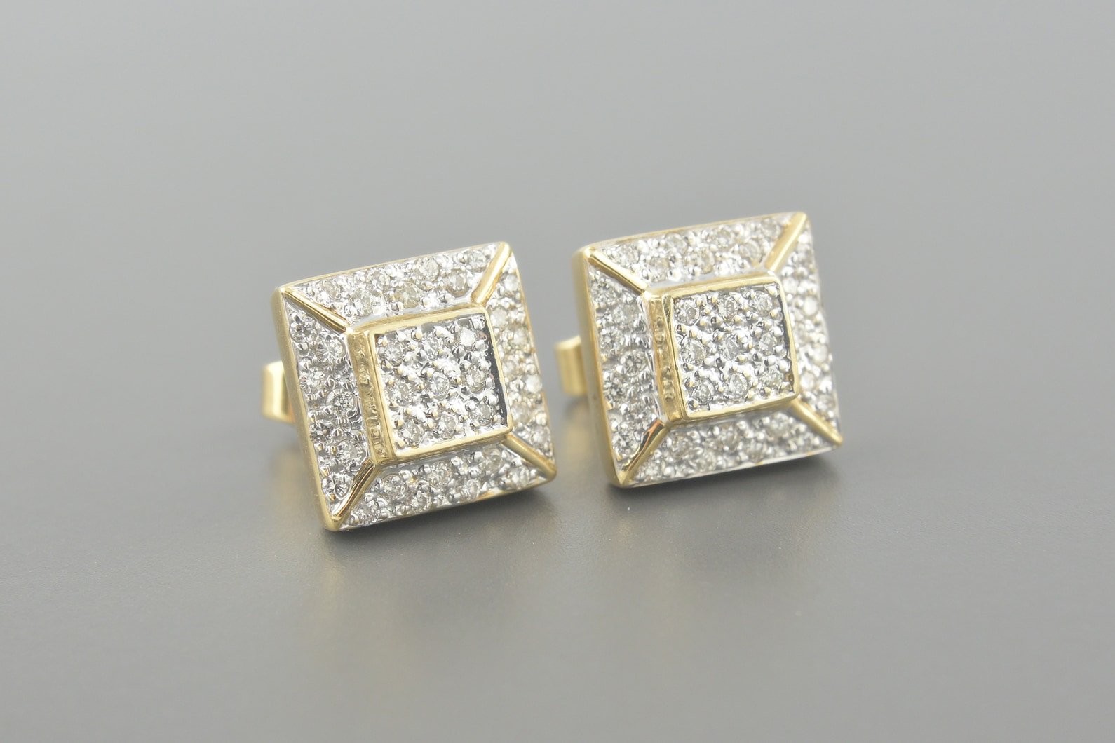 Brincos em Ouro Amarelo 18k com Aprox. 74pts de Brilhantes