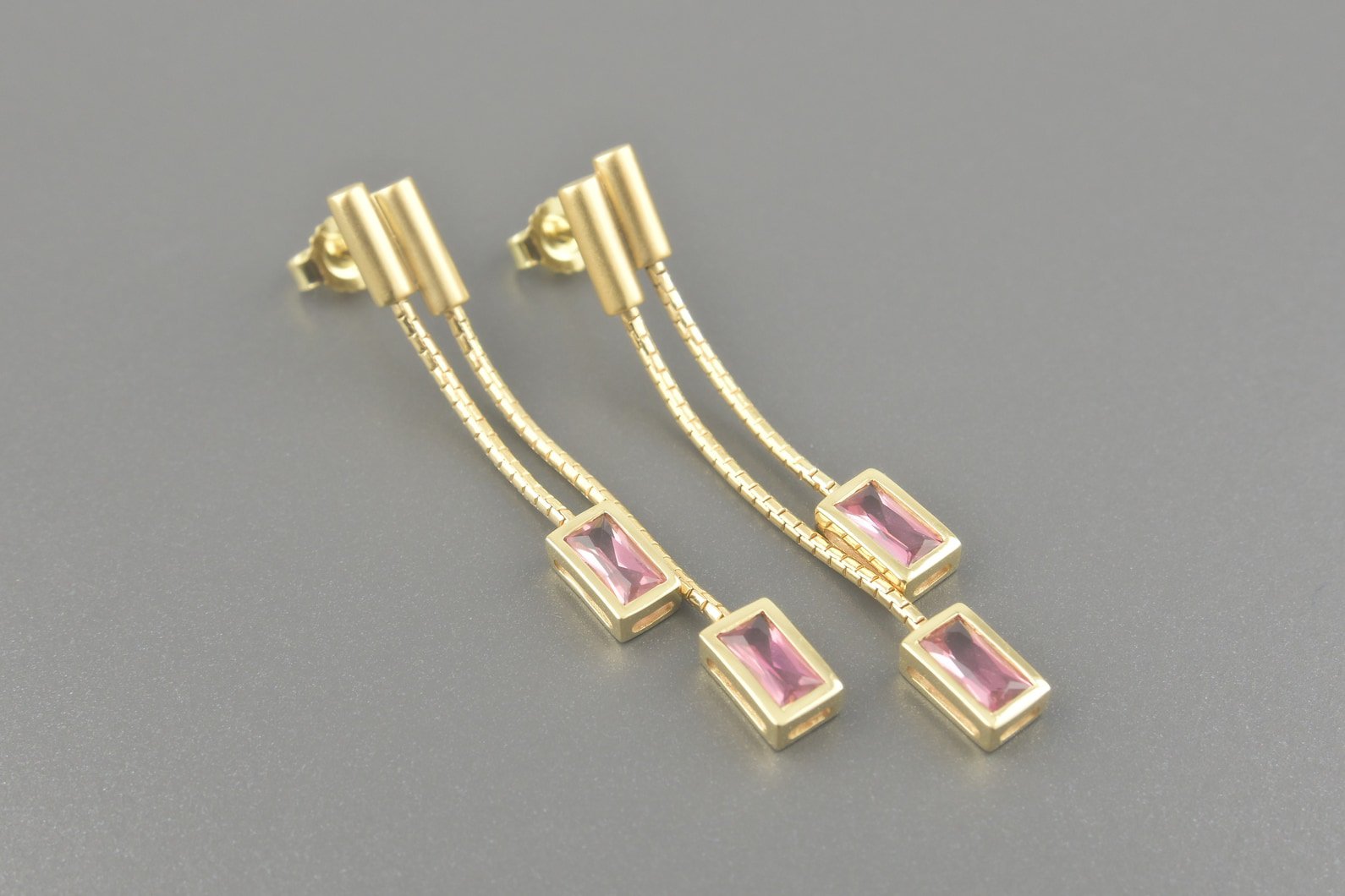 Brincos em Ouro Amarelo 18k com Turmalinas Rosas de 6x3mm