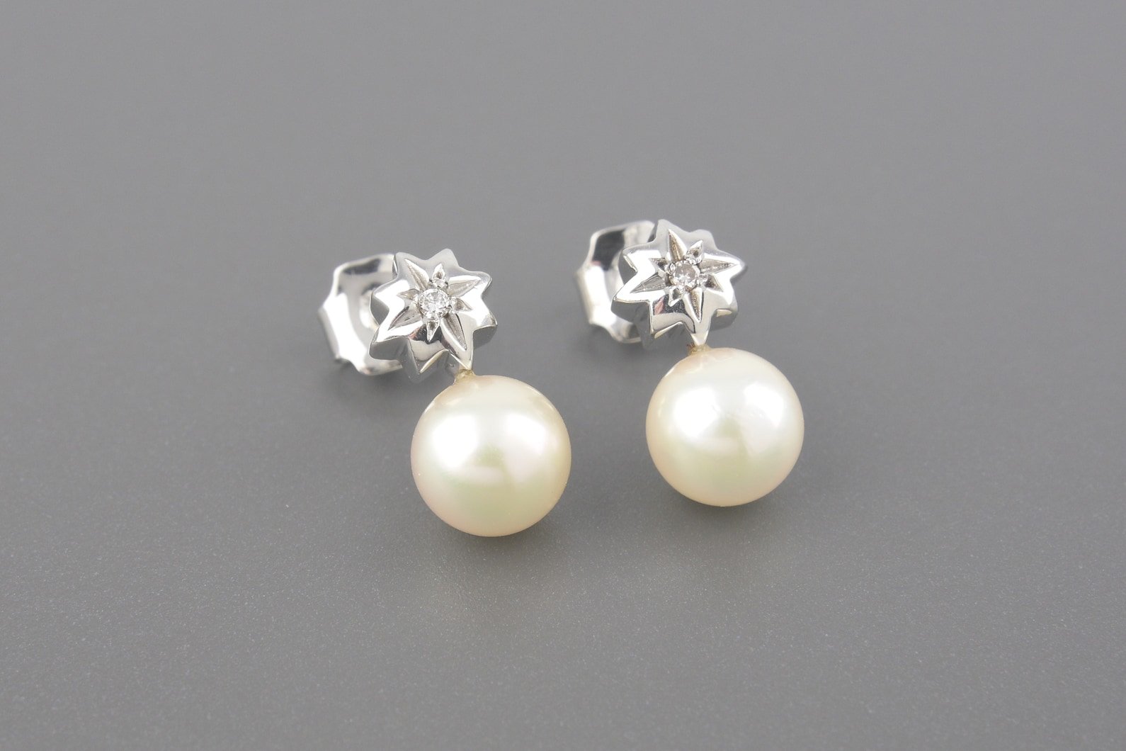 Brincos em Ouro Branco 18k com Pérolas de 7mm e Aprox. 2pts de Brilhantes