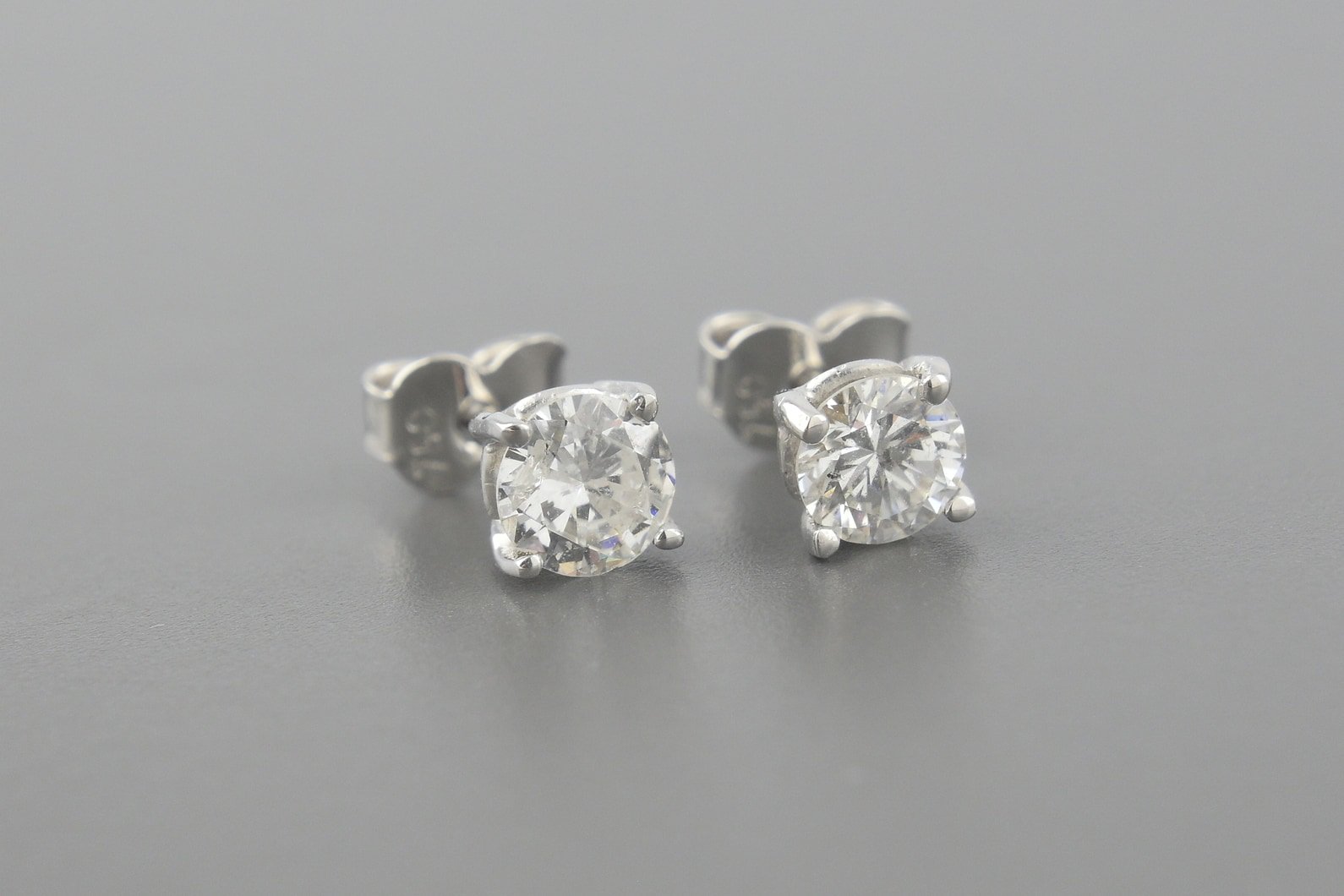 Brincos Solitários em Ouro Branco 18k com Aprox. 60pts de Brilhantes