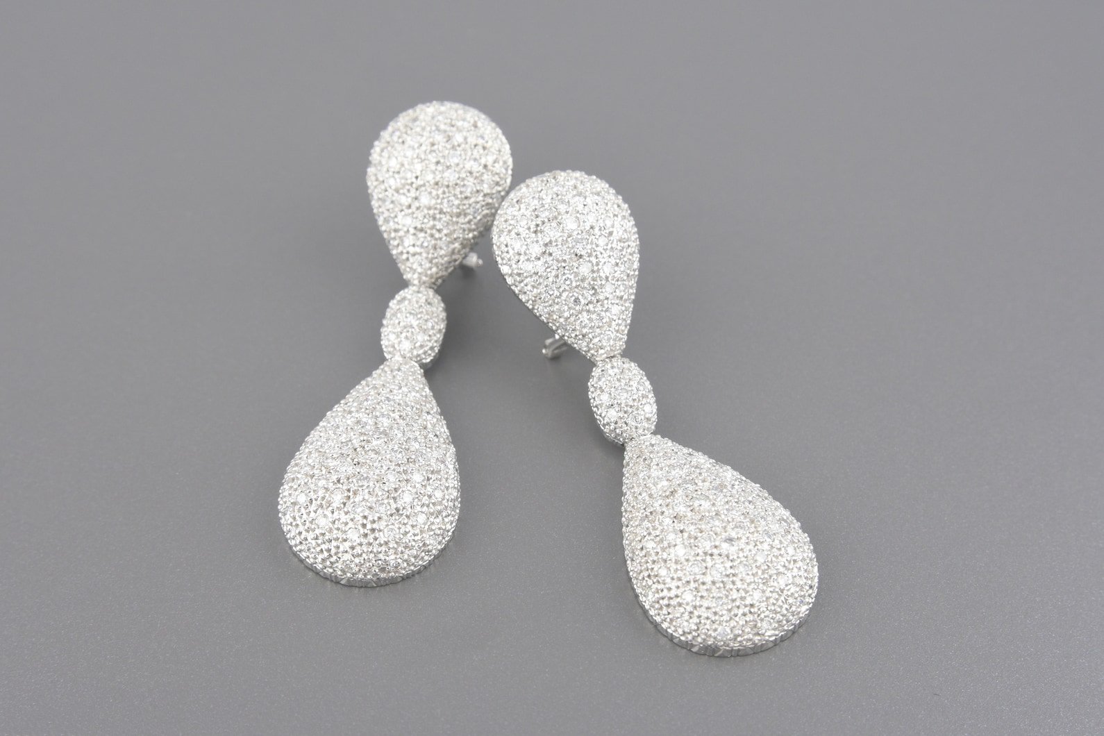 Brincos em Ouro Branco 18k com Aprox. 2.4ct de Brilhantes