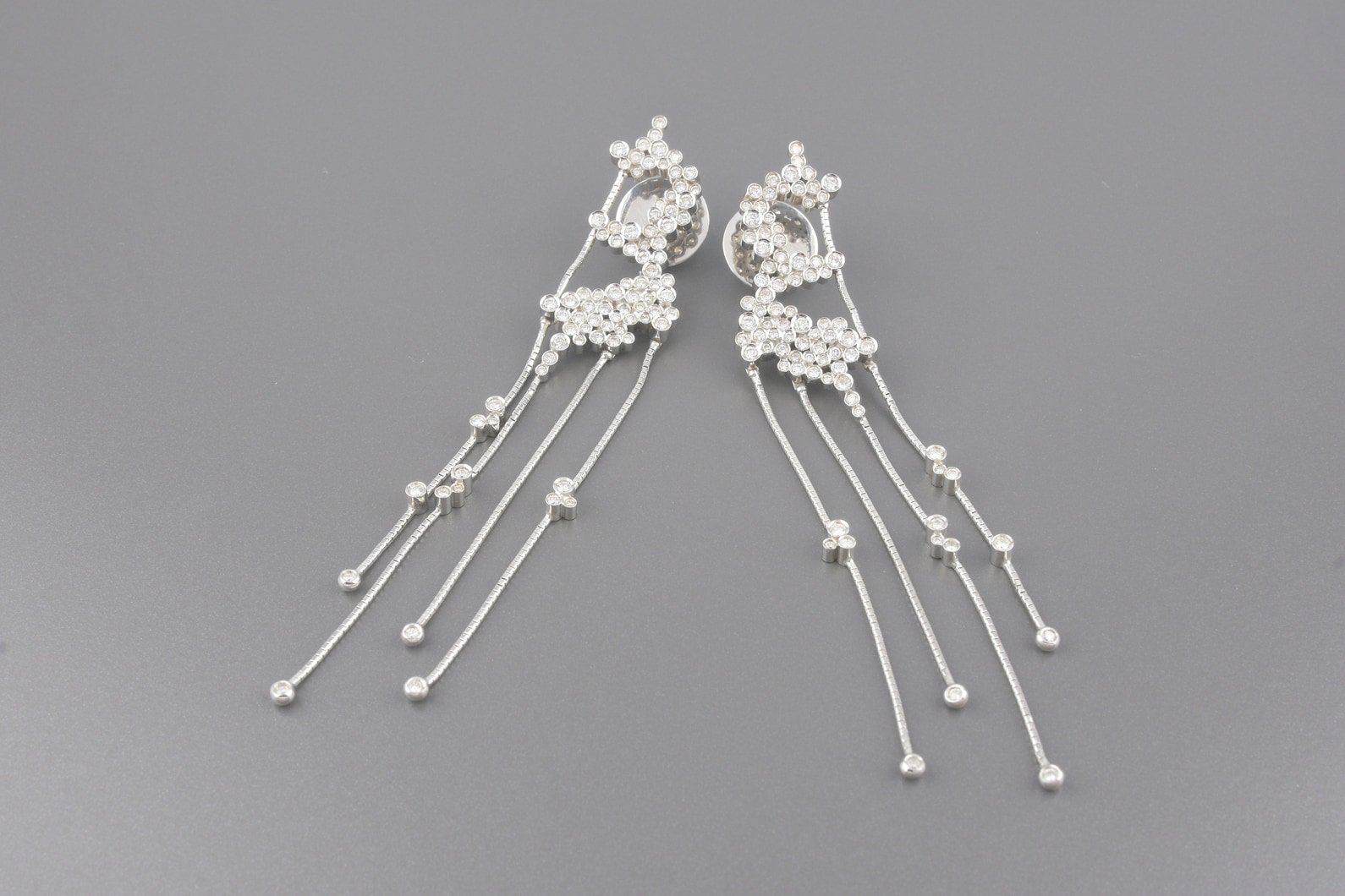 Brincos em Ouro Branco 18k com Aprox. 2.06ct de Brilhantes