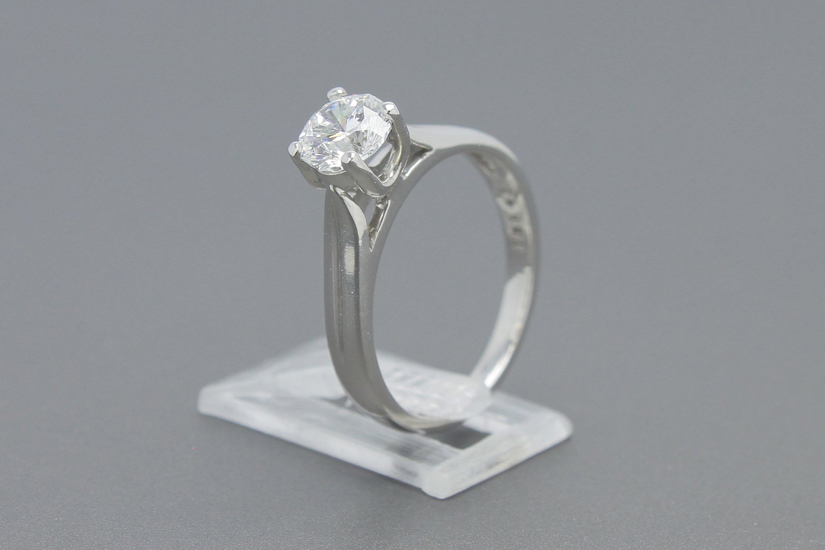 Anel Solitário em Platina com Diamante de 1.02ct