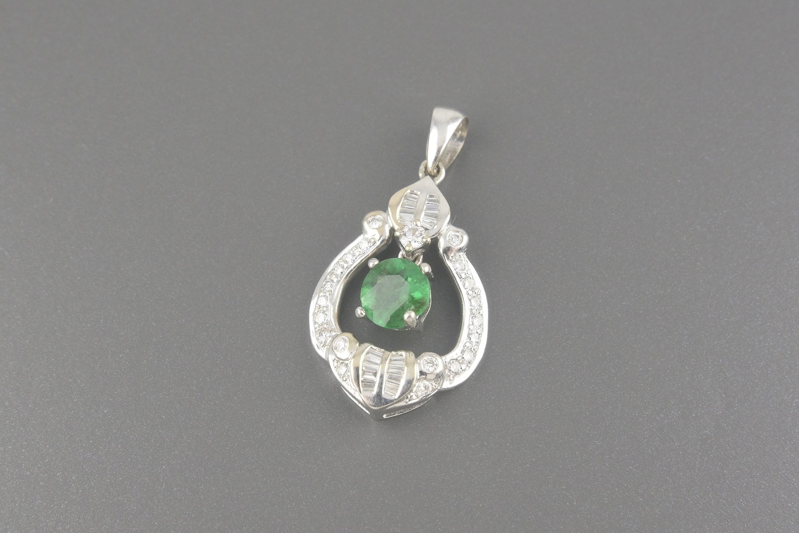 Pingente em Ouro Branco 18k com Esmeralda de 6mm e Diamantes
