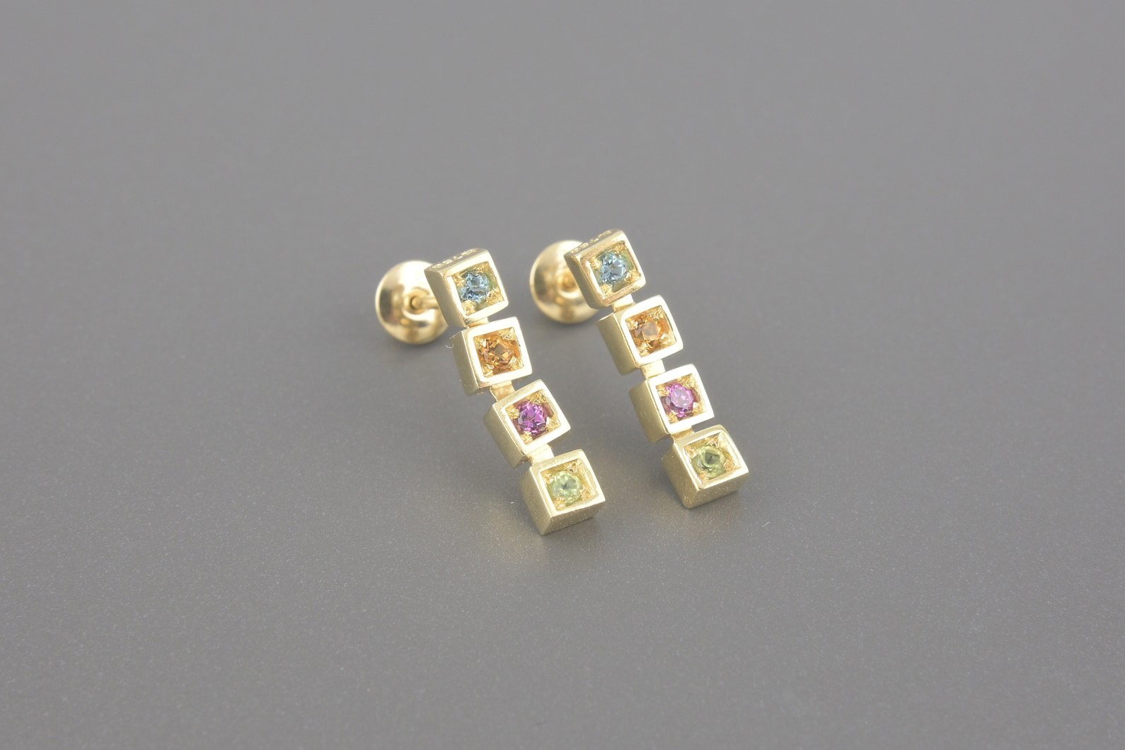 Brincos em Ouro Amarelo 18k com Pedras Brasileiras de 2mm