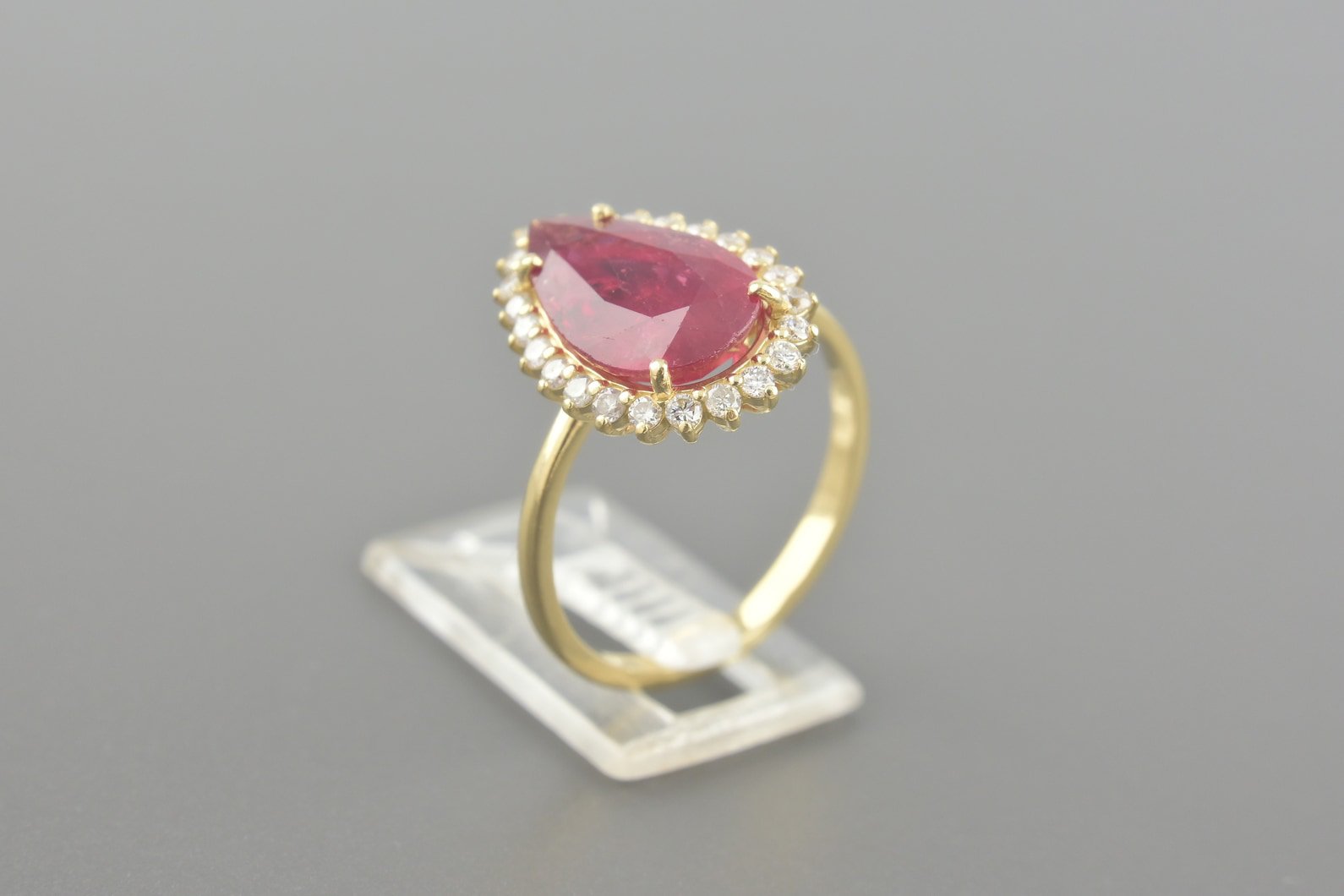 Anel em Ouro Amarelo 18k com Rubi Lap. Gota de 13x8mm e Aprox. 24pts de Brilhantes