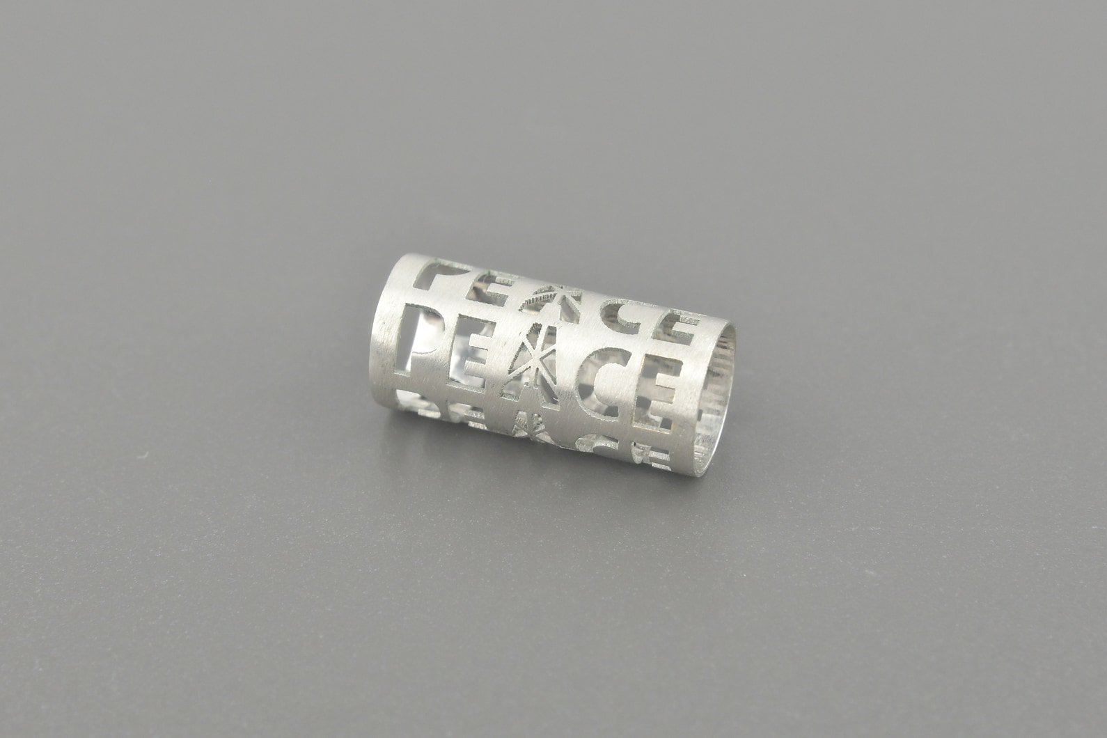Pingente / Berloque Peace em Ouro Branco 18k