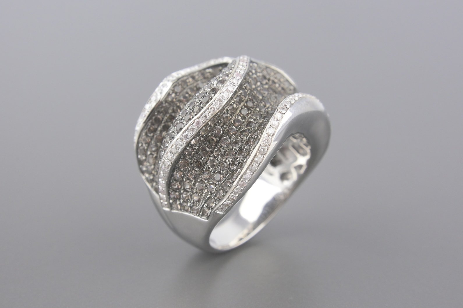 Anel em Ouro Branco 18k com Aprox. 54pts de Brilhantes Brancos