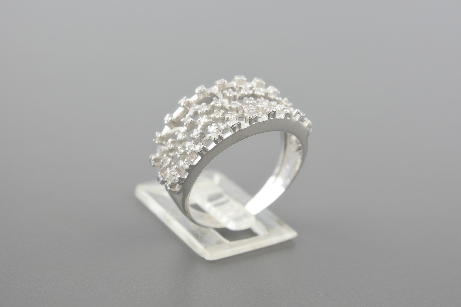 Anel em Ouro Branco 18k com Aprox. 26pts de Brilhantes