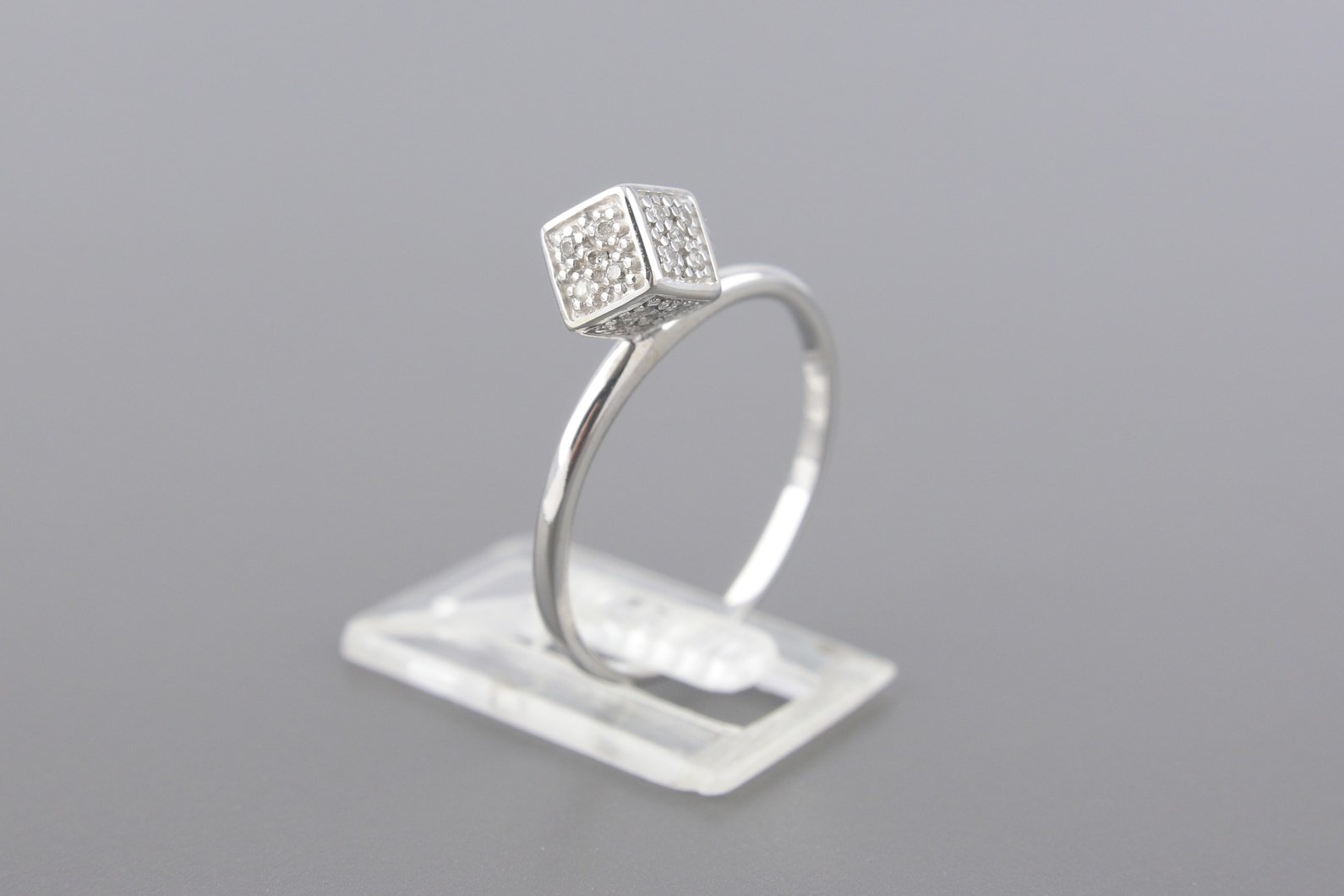 Anel Dado em Ouro Branco 18k com Aprox. 15pts de Brilhantes