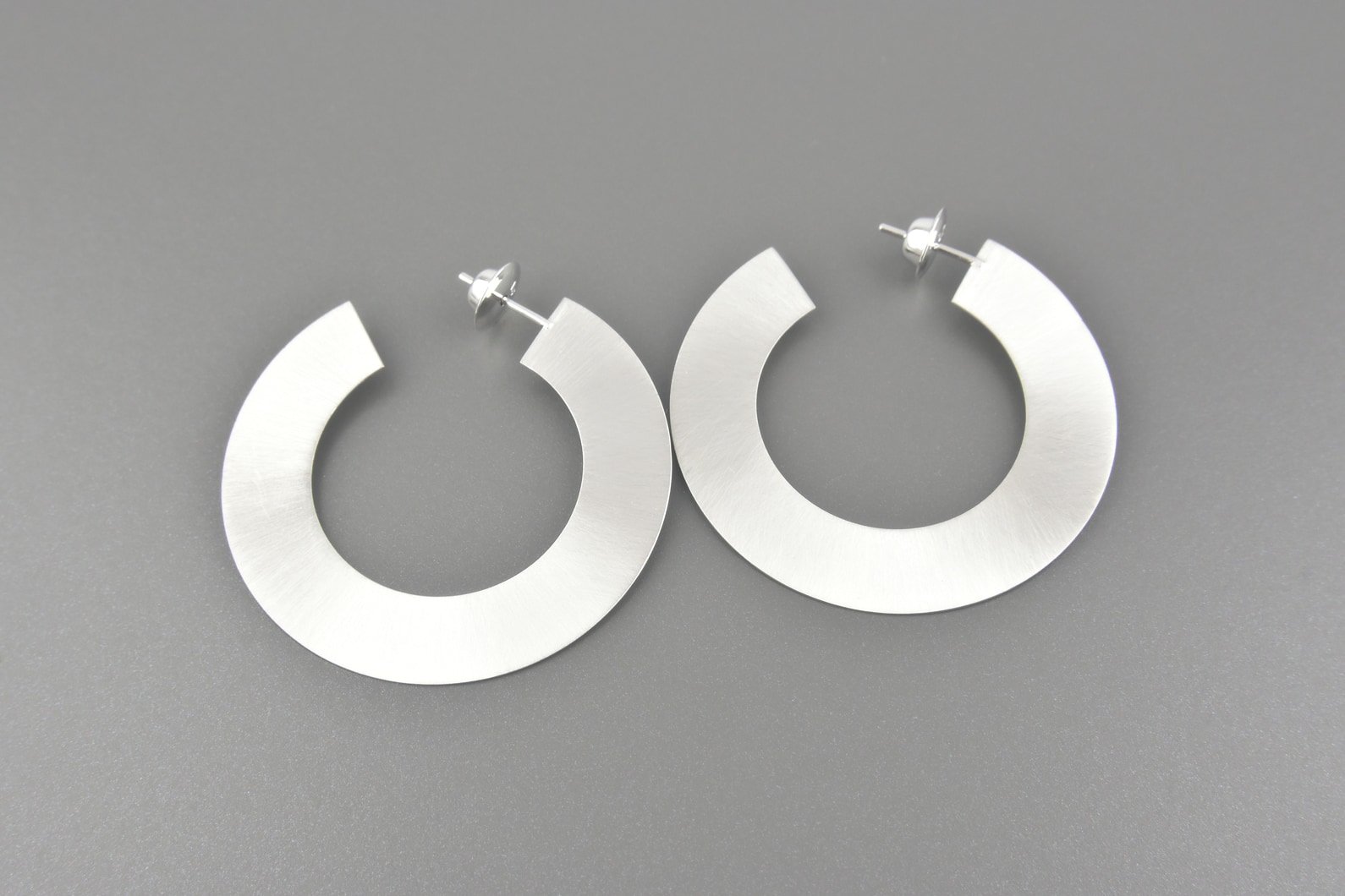 Brincos Argola em Ouro Branco 18k