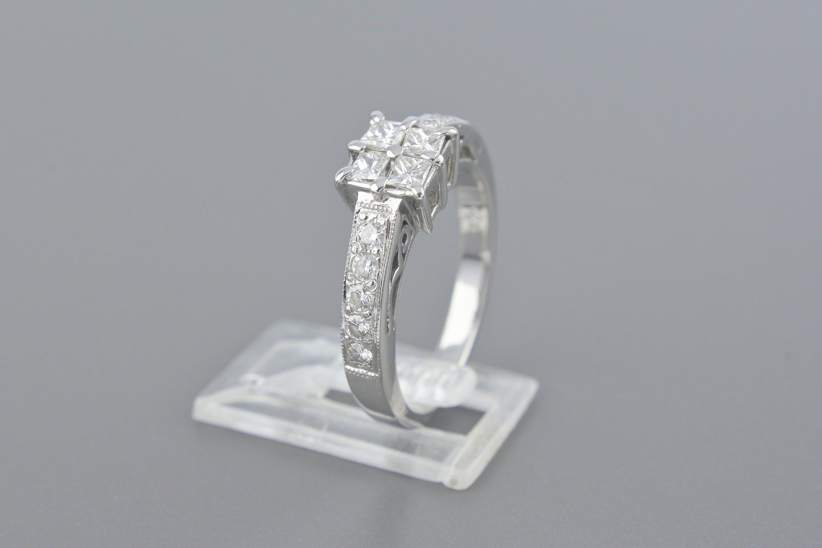 Anel em Ouro Branco 18k com Aprox. 70pts de Diamantes