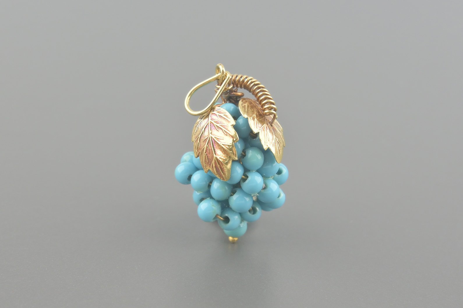 Pingente Cacho de Uva com Turquesas e Ouro 18k