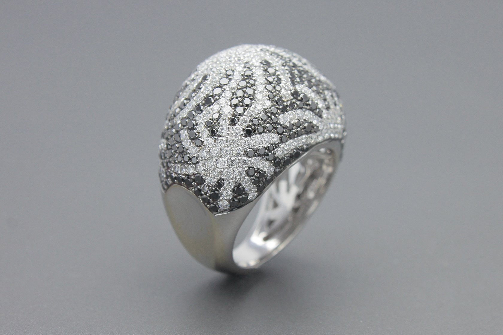 Anel em Ouro Branco 18k com Aprox. 2.5ct de Diamantes