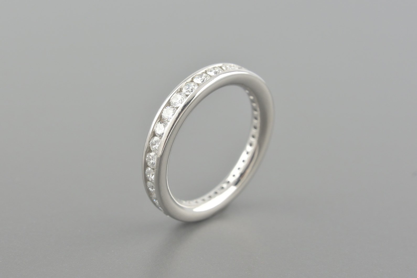 Aliança Inteira em Ouro Branco 18k com Aprox. 0.83ct de Brilhantes