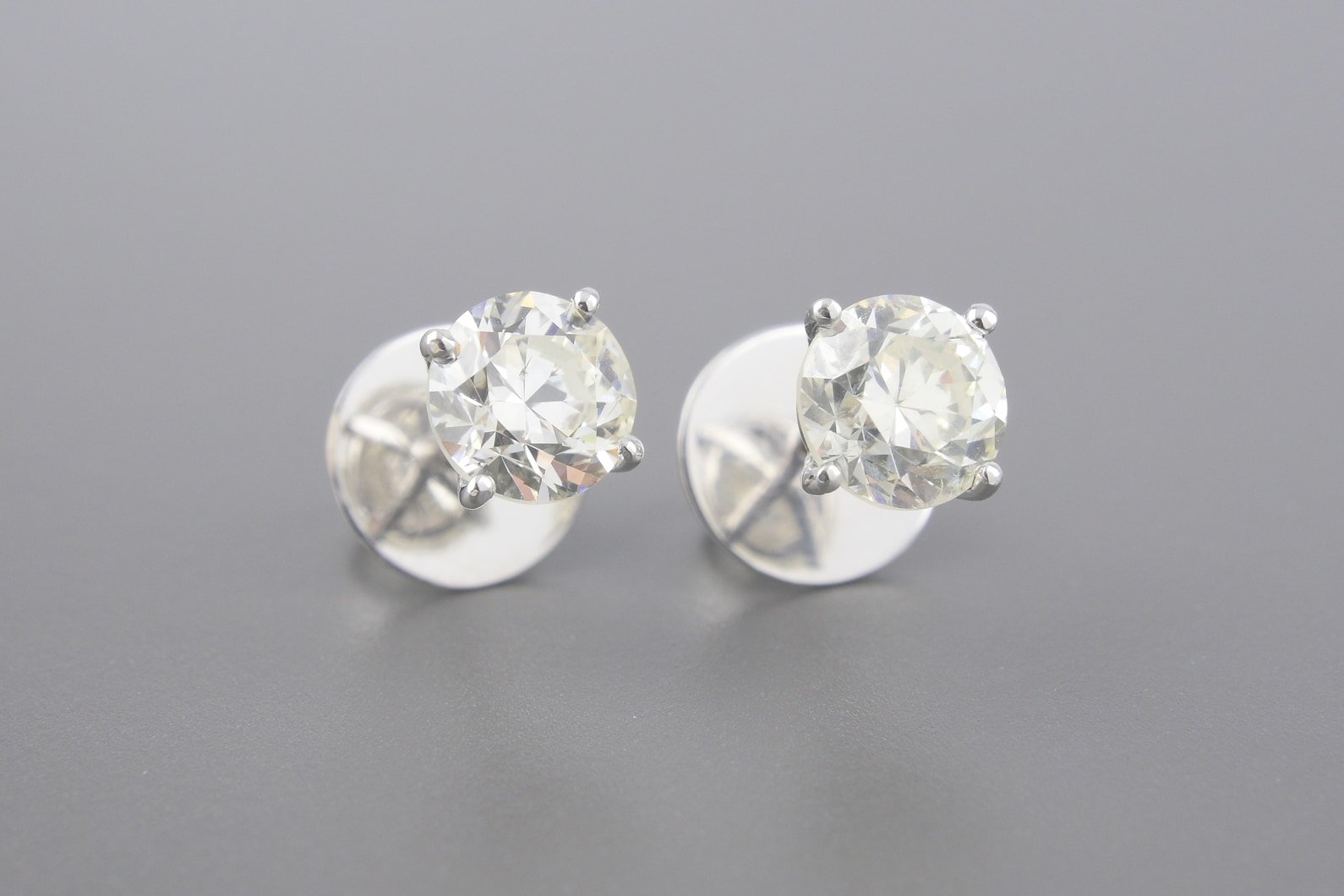 Brincos Solitários em Ouro Branco 18k com Aprox. 2.18ct de Brilhantes
