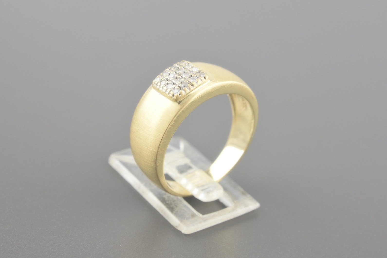 Anel Mellow em Ouro Amarelo 18k com Aprox. 16pts de Brilhantes
