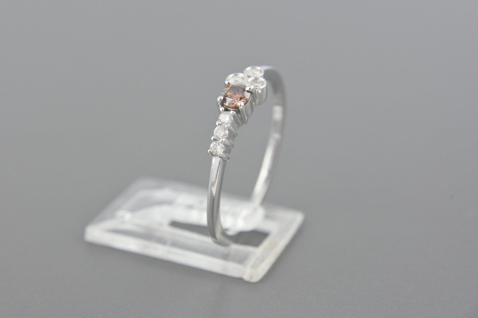 Anel em Ouro Branco 18k com Diamante Brown de Aprox. 10pts e Aprox. 7.5pts de Brilhantes