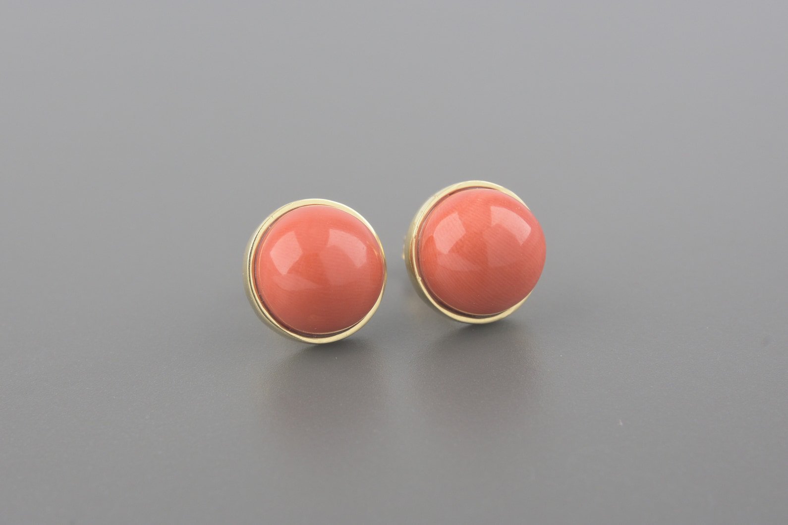 Brincos em Ouro Amarelo 18k com Corais Lap. Cabochon de 11mm