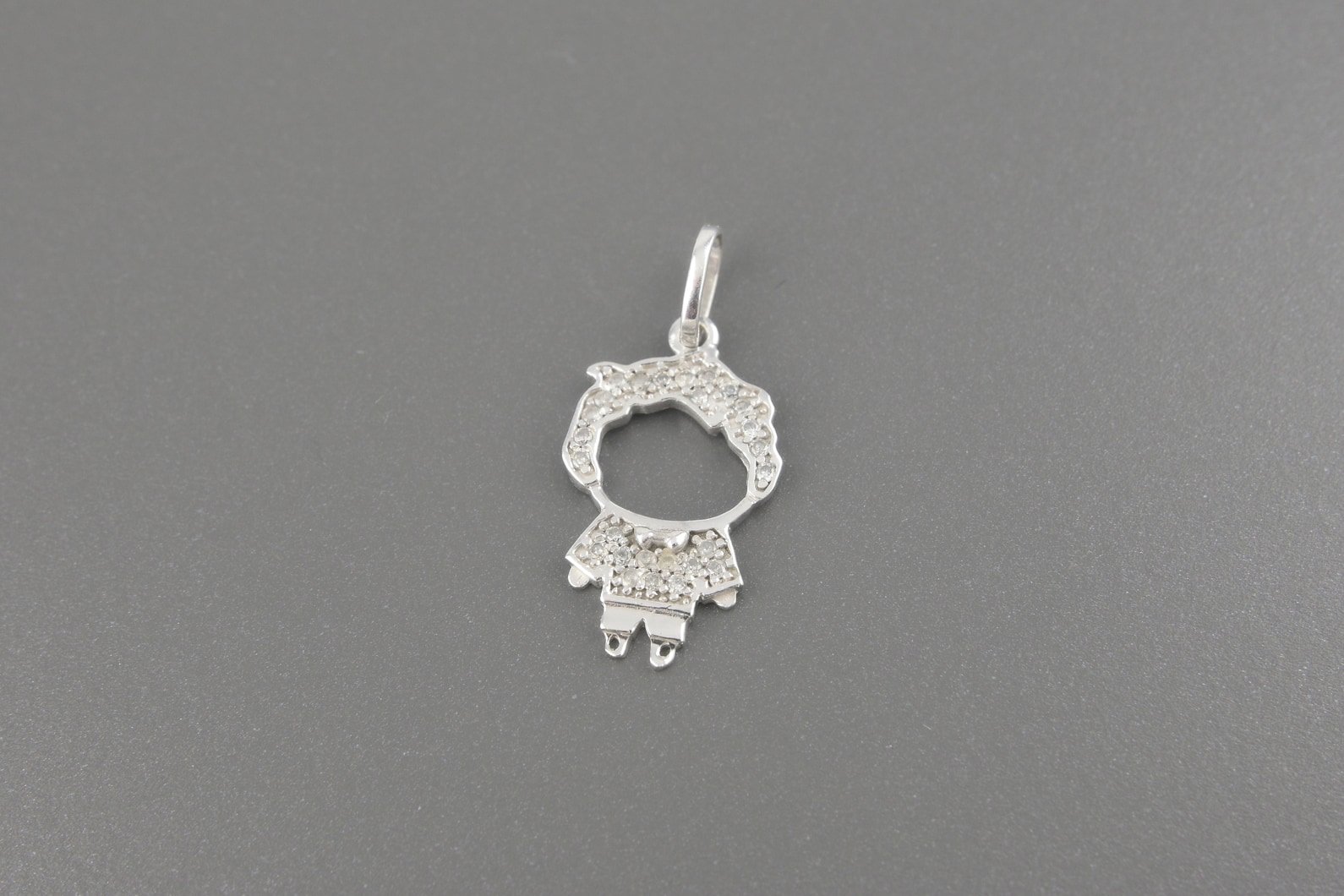 Pingente Menino em Ouro Branco 18k com Aprox. 12pts de Brilhantes