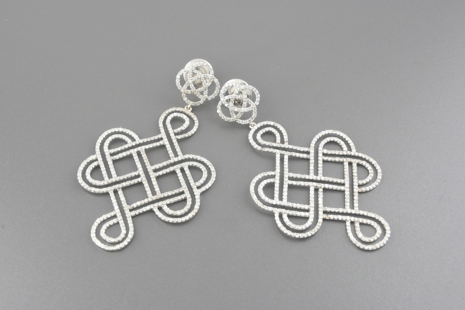 Brincos em Ouro Branco 18k com Aprox. 4.33ct de Brilhantes