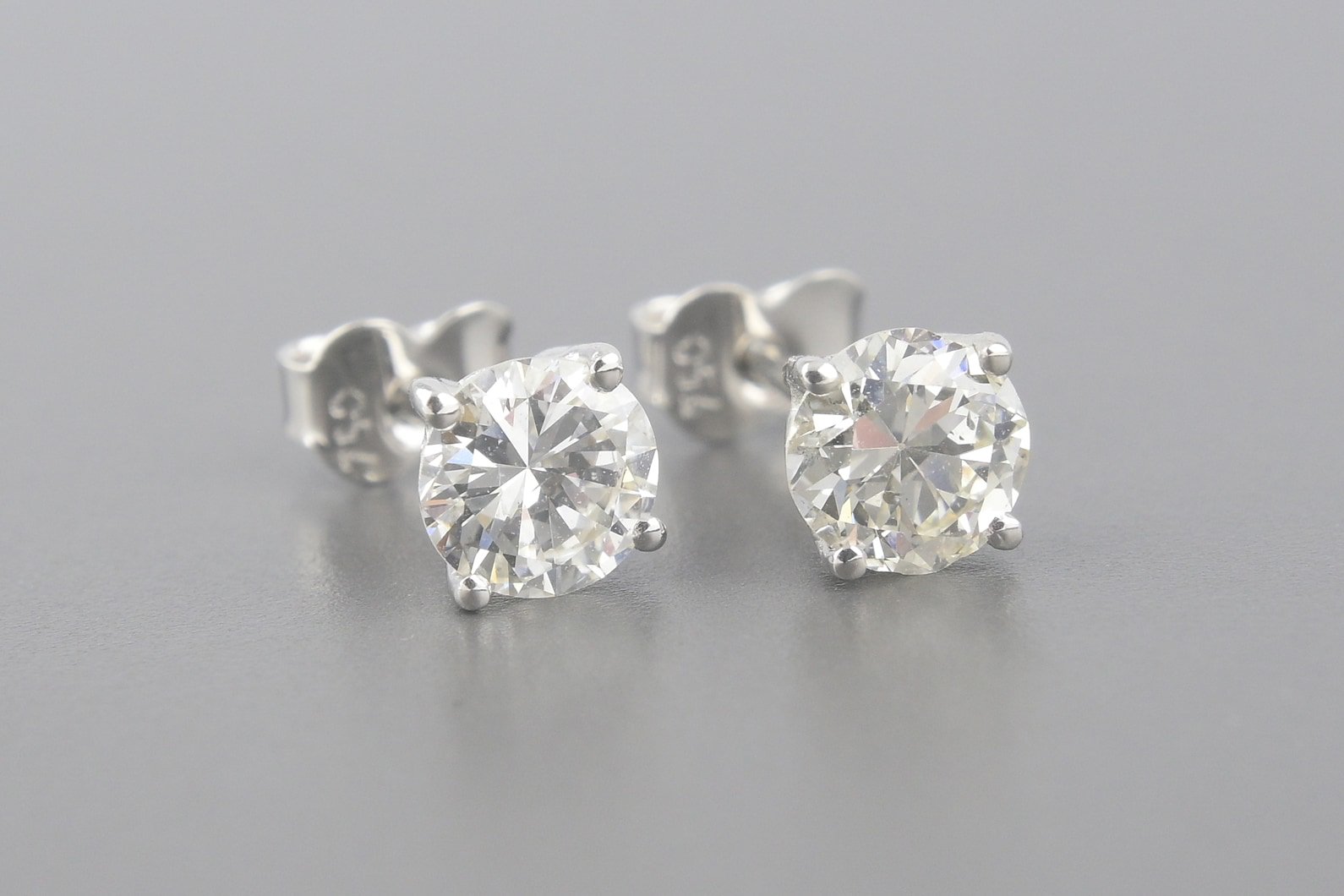 Brincos Solitários em Ouro Branco 18k com Aprox. 1.2ct de Brilhantes