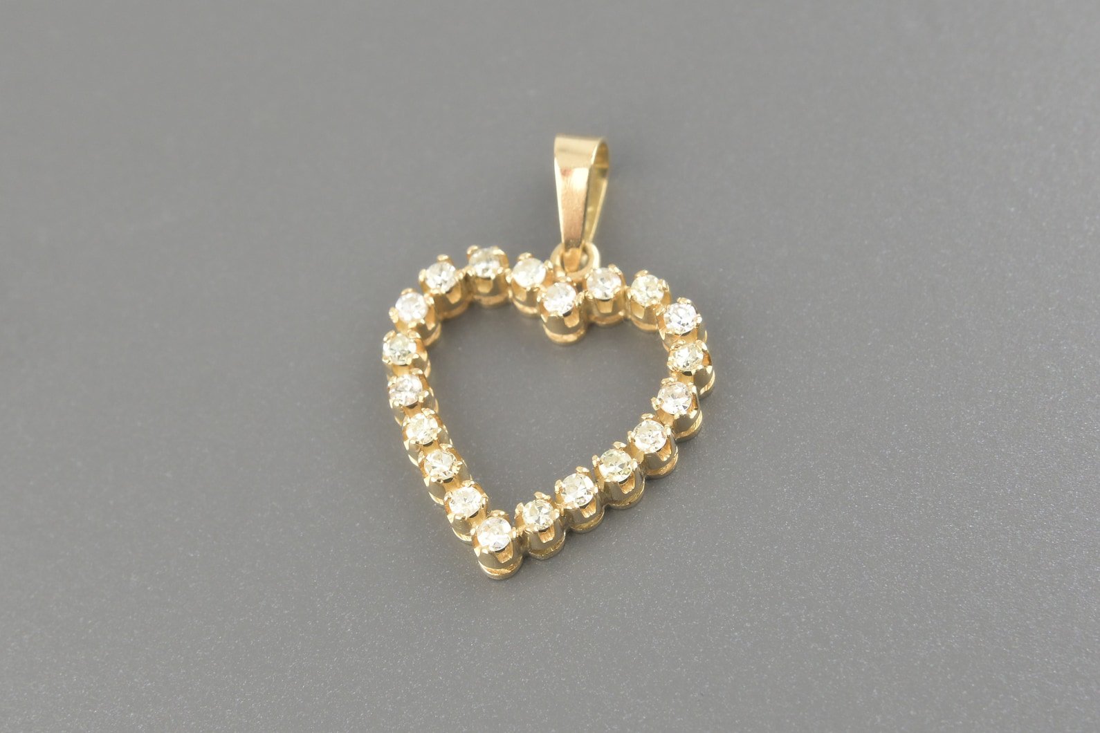 Pingente Coração em Ouro Amarelo 18k com Aprox. 30pts de Diamantes