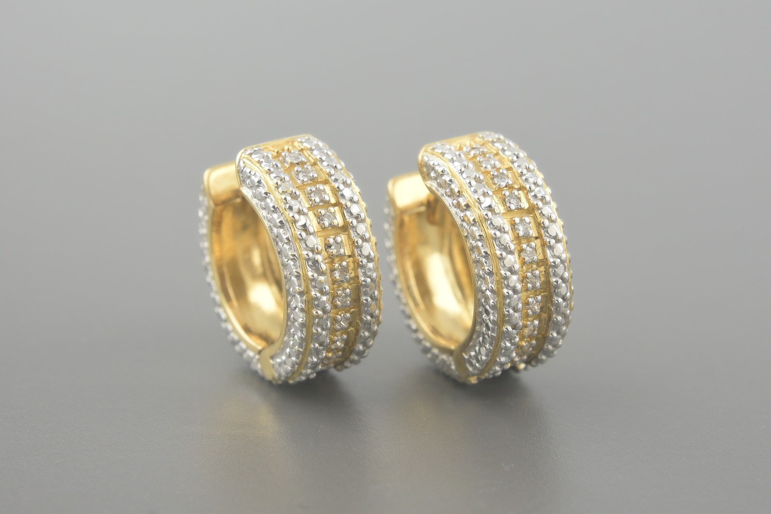 Brincos Argola em Ouro Amarelo 18k com Aprox. 11pts de Brilhantes