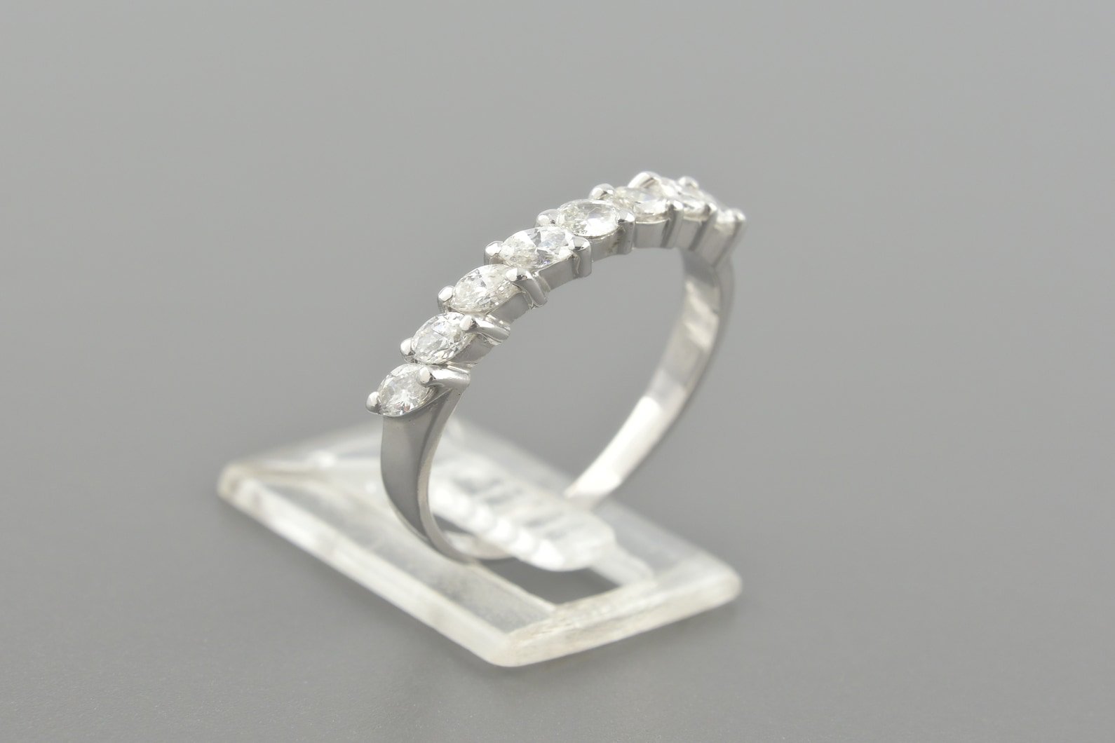 Meia Aliança em Ouro Branco 18k com Aprox. 0.56ct de Diamantes Navete