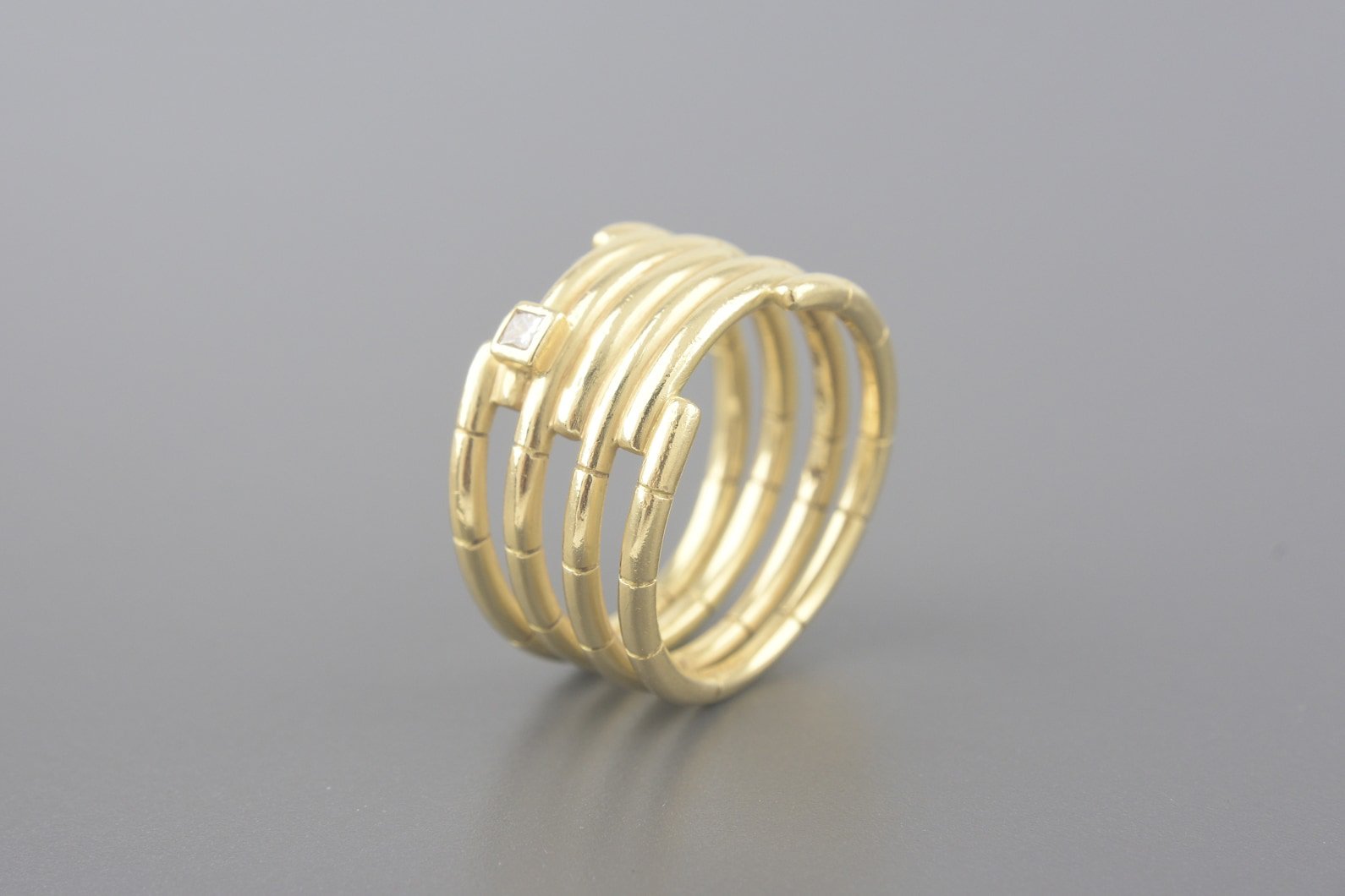 Anel em Ouro Amarelo 18k com Diamante Princess de Aprox. 6pts
