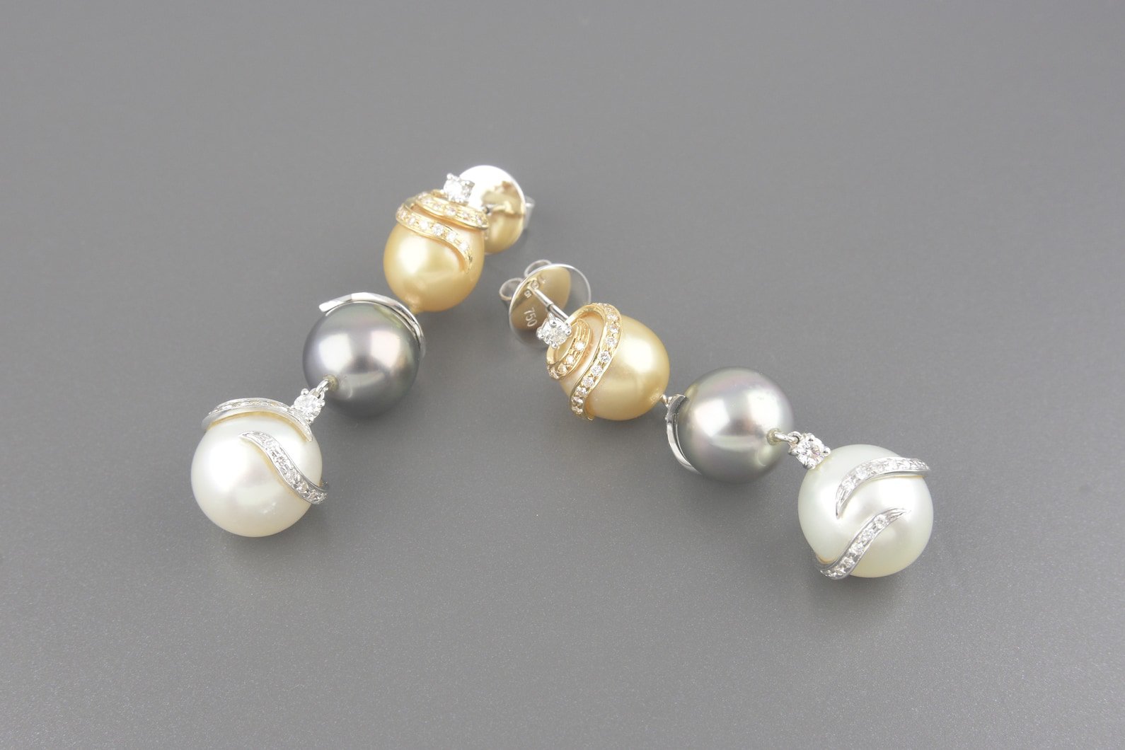 Brincos em Ouro Branco 18k com Pérolas de 10 à 12 mm e Aprox. 1.05ct de Brilhantes